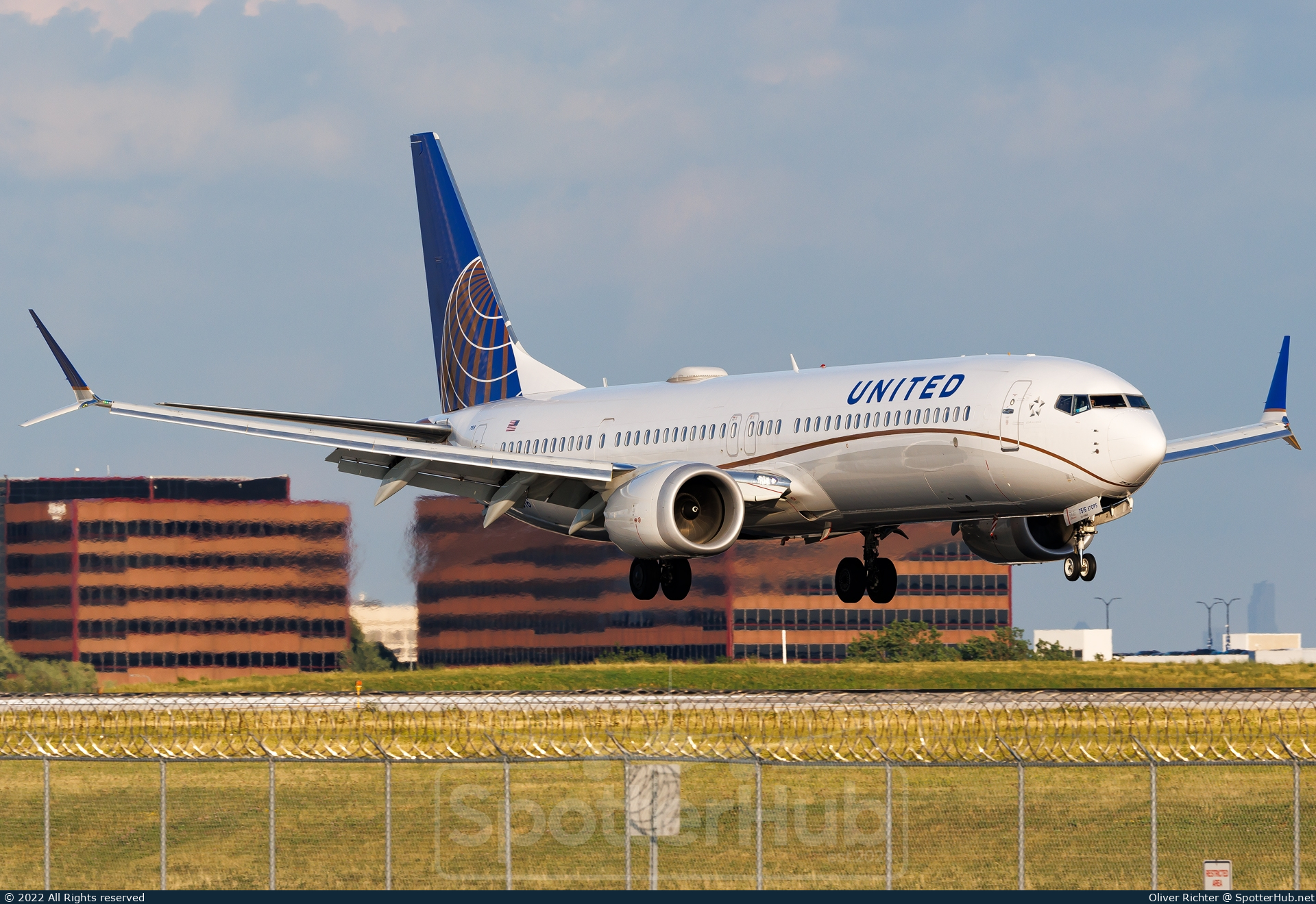 Photo of N37516 - Boeing 737 MAX 9 operated by United Airlines