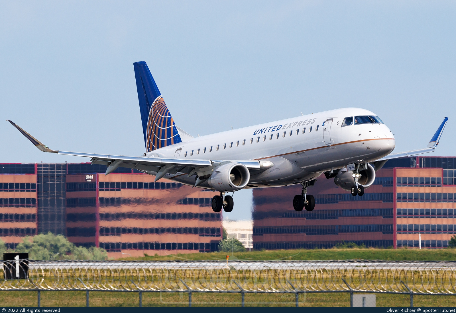 Photo of N167SY - Embraer ERJ-175LR operated by United Express (opb SkyWest Airlines)