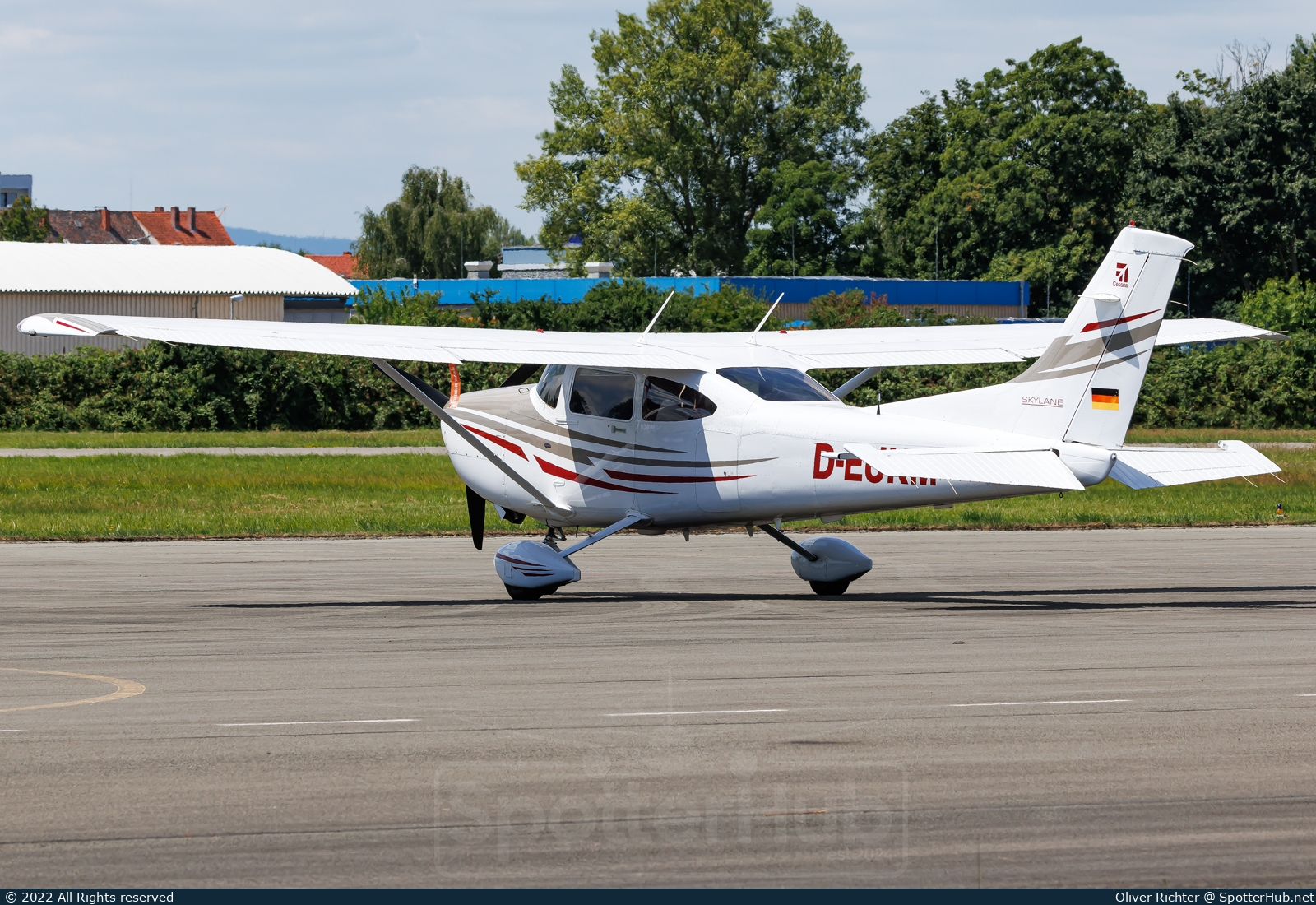 Photo of D-EUKM - Cessna 182T Skylane operated by Private
