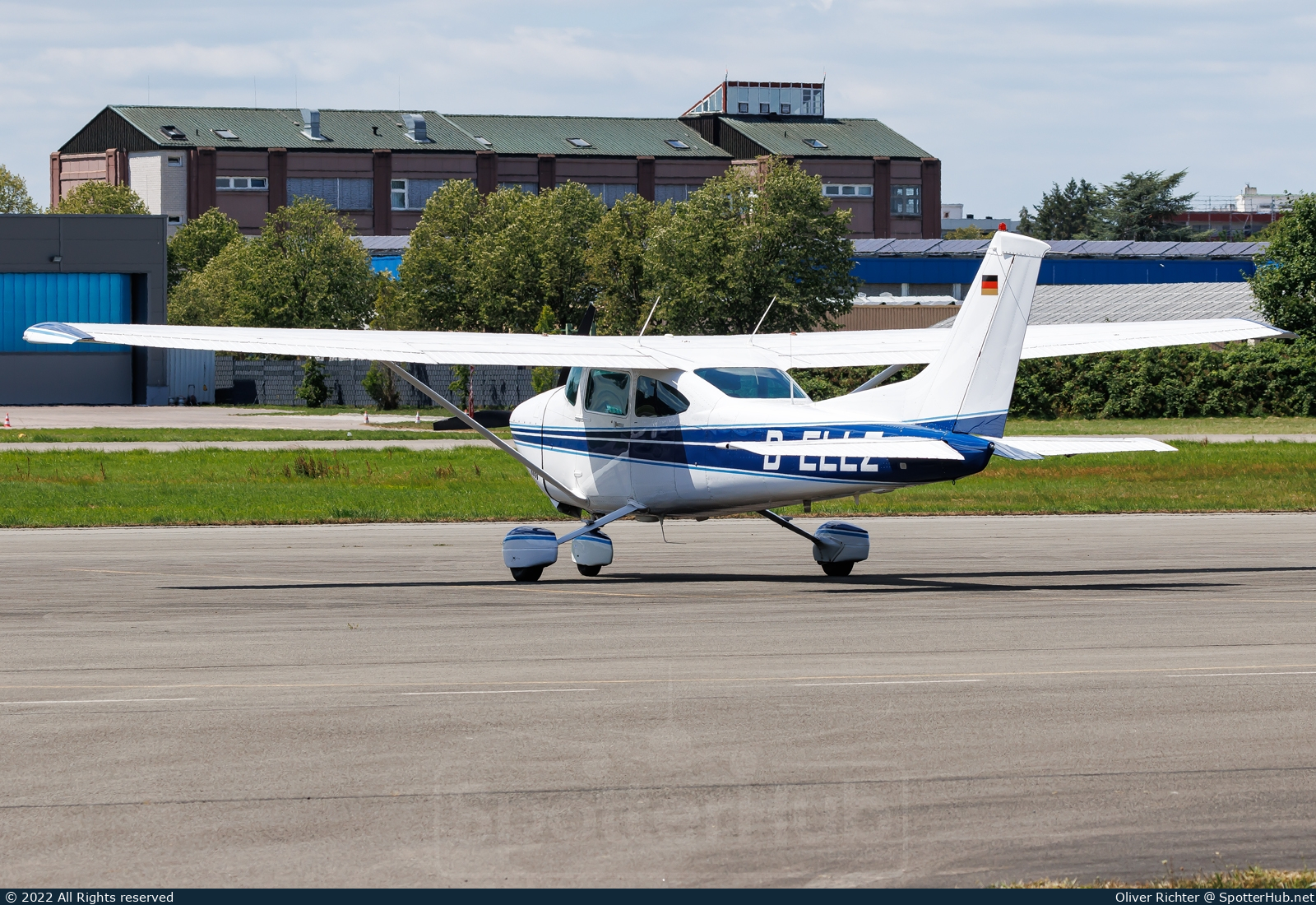 Photo of D-ELLZ - Cessna 182R Skylane operated by Private