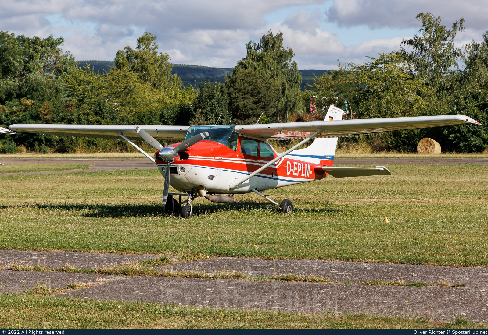 Photo of D-EPLM - Cessna 182Q Skylane operated by Private