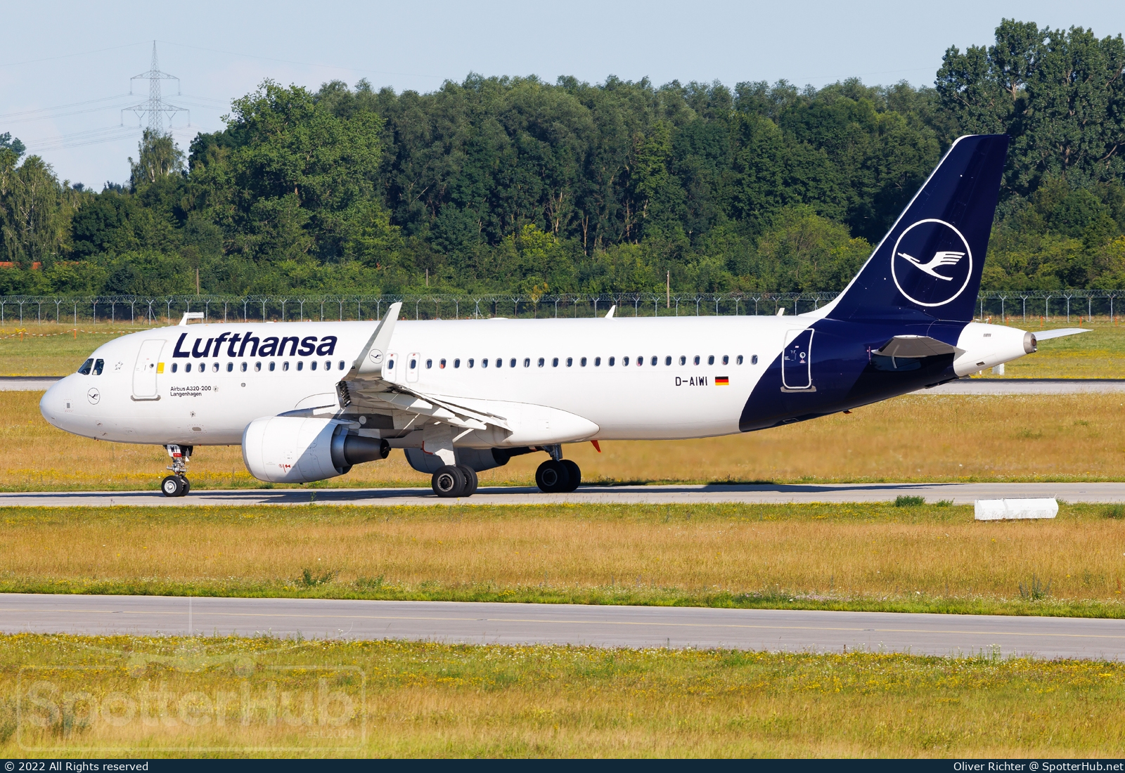 Photo of D-AIWI - Airbus A320-214 operated by Lufthansa