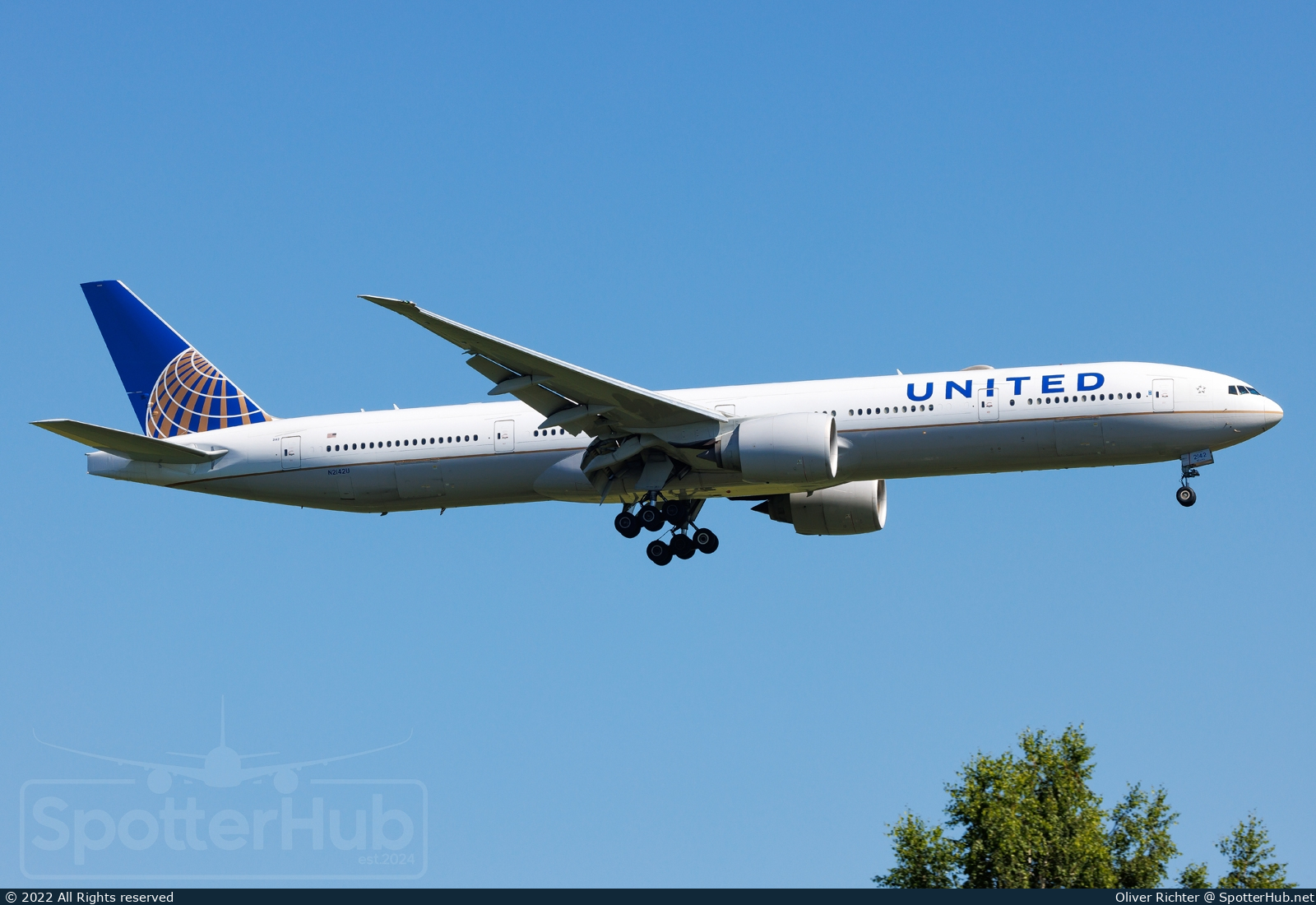 Photo of N2142U - Boeing 777-322(ER) operated by United Airlines