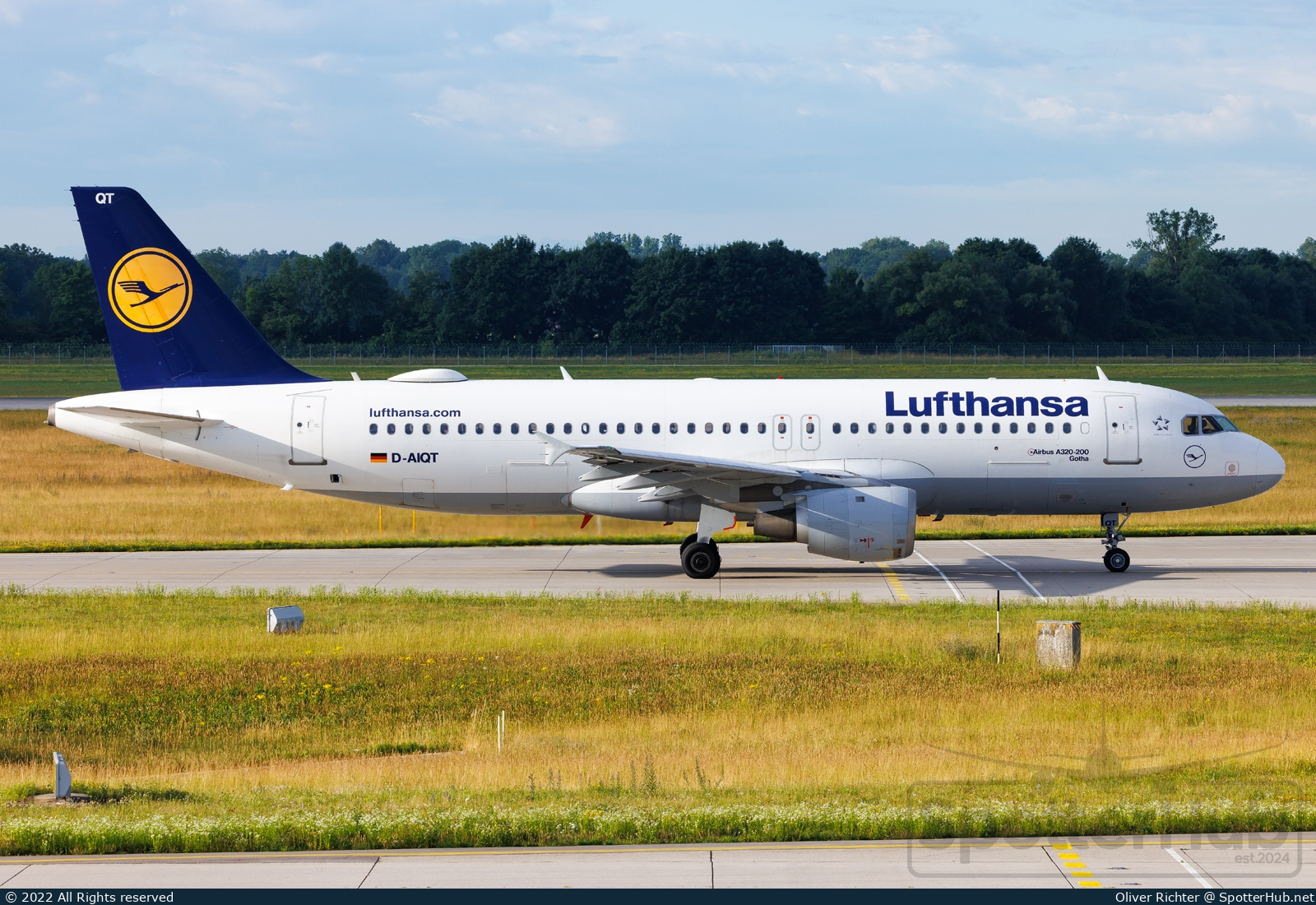 Photo of D-AIQT - Airbus A320-211 operated by Lufthansa