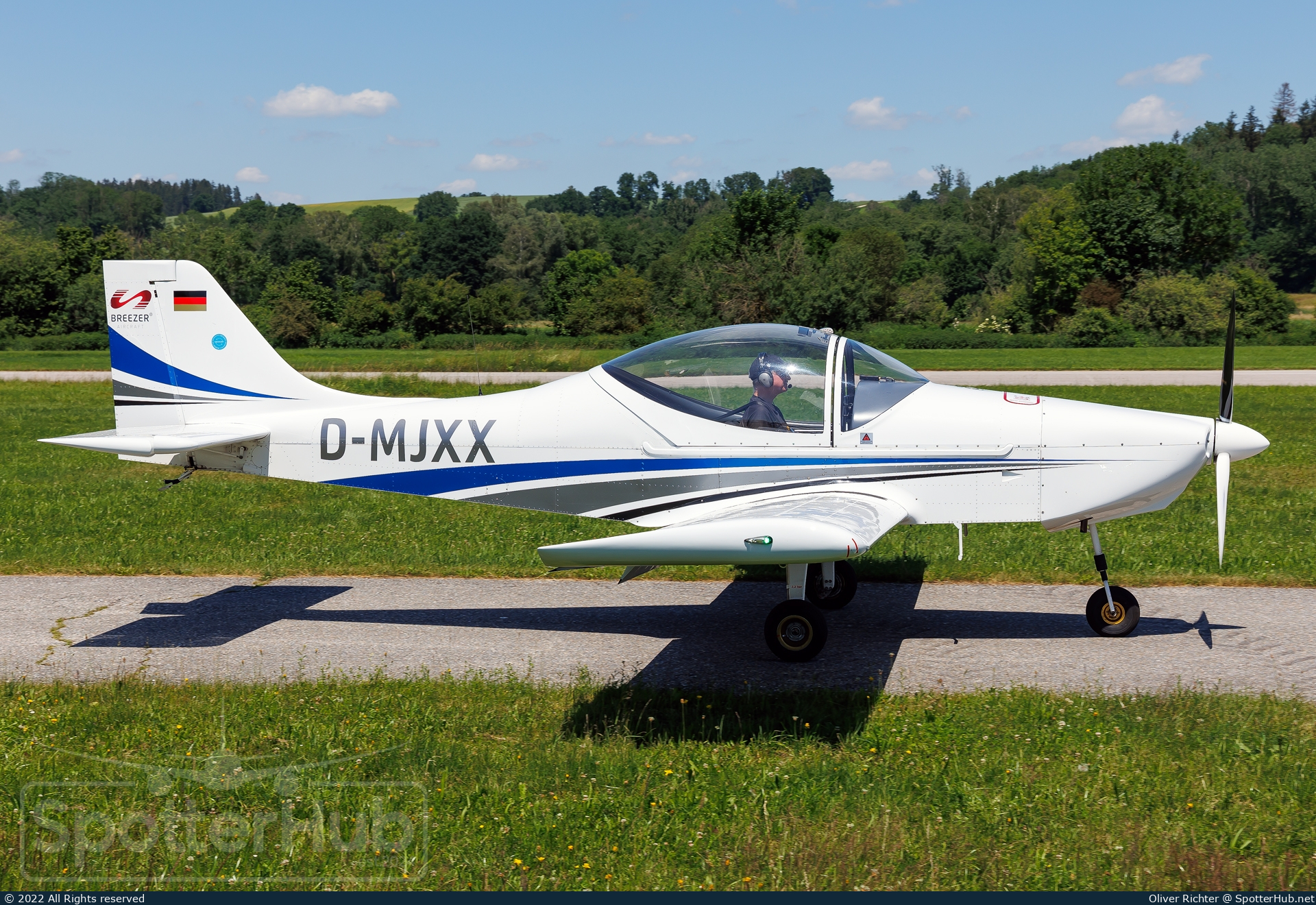 Photo of D-MJXX - Breezer B400-6 operated by Air Munich Aviation - Flugschule Jesenwang