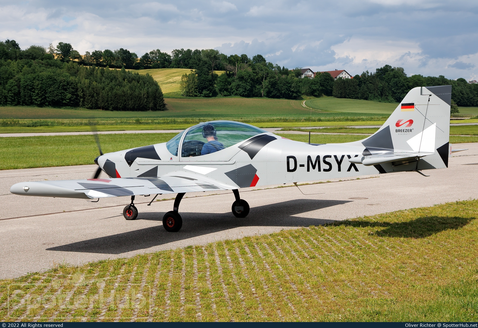 Photo of D-MSYX - Breezer B400 operated by Private