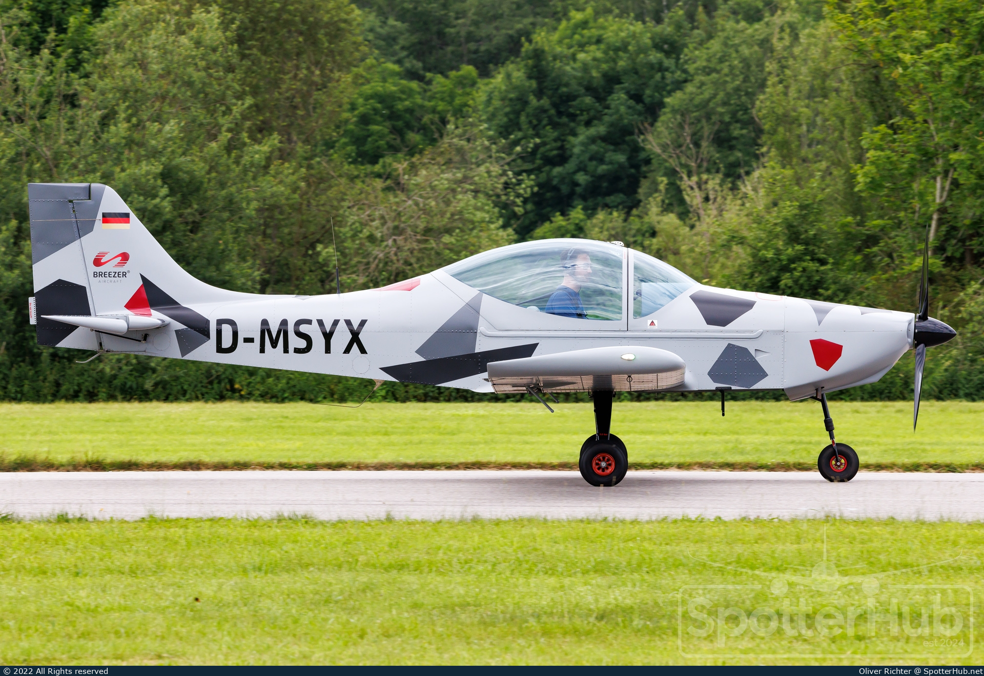 Photo of D-MSYX - Breezer B400 operated by Private