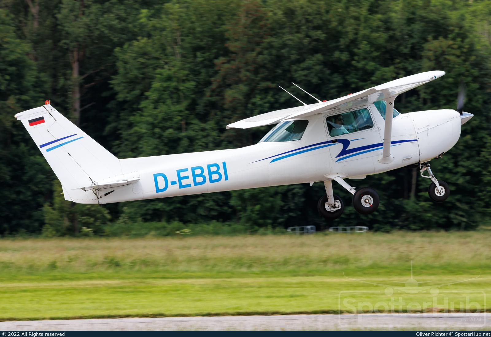 Photo of D-EBBI - Cessna 150M Commuter operated by Flugschule Robisch