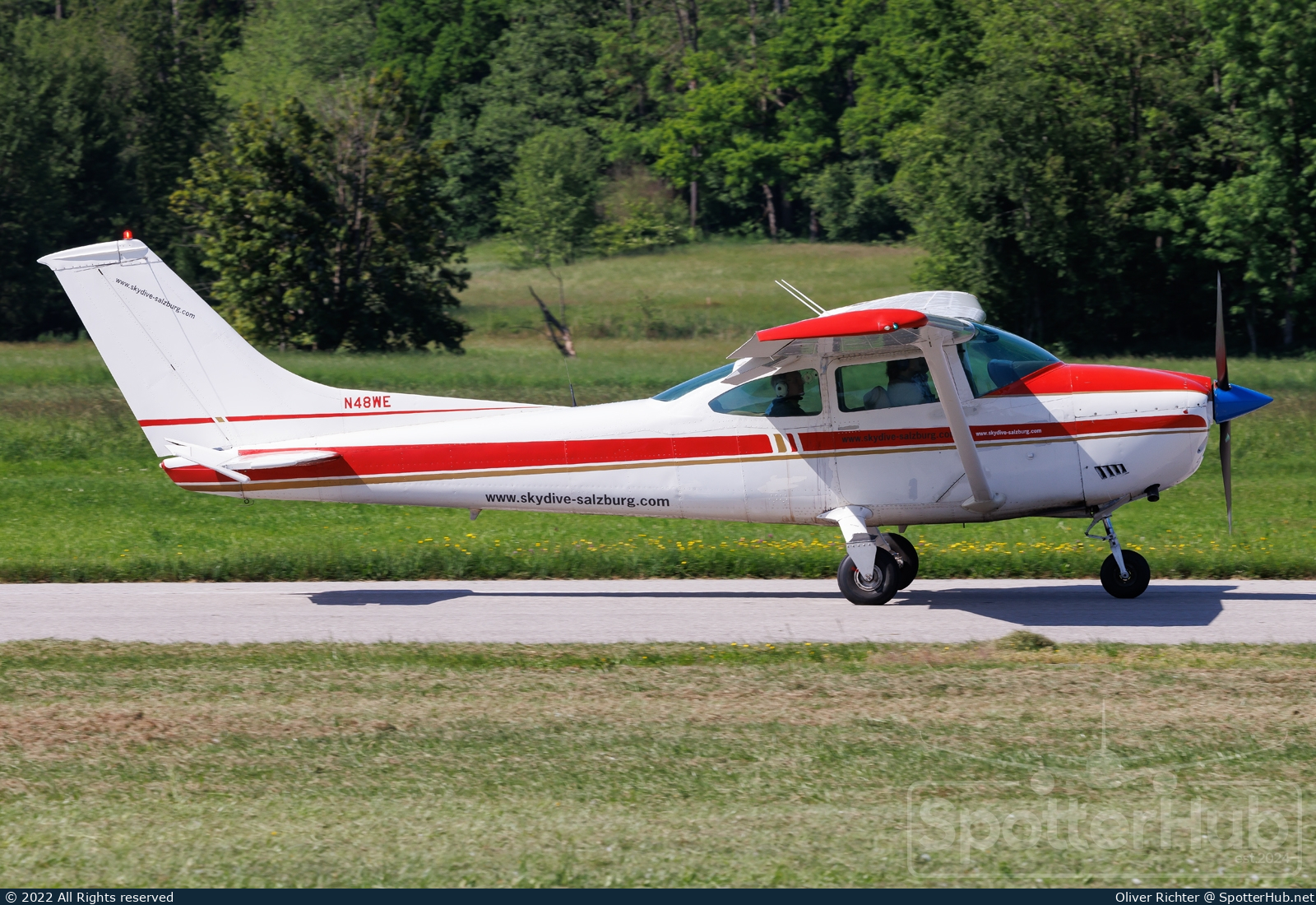 Photo of N48WE - Cessna 182P Skylane II operated by Skydive Salzburg