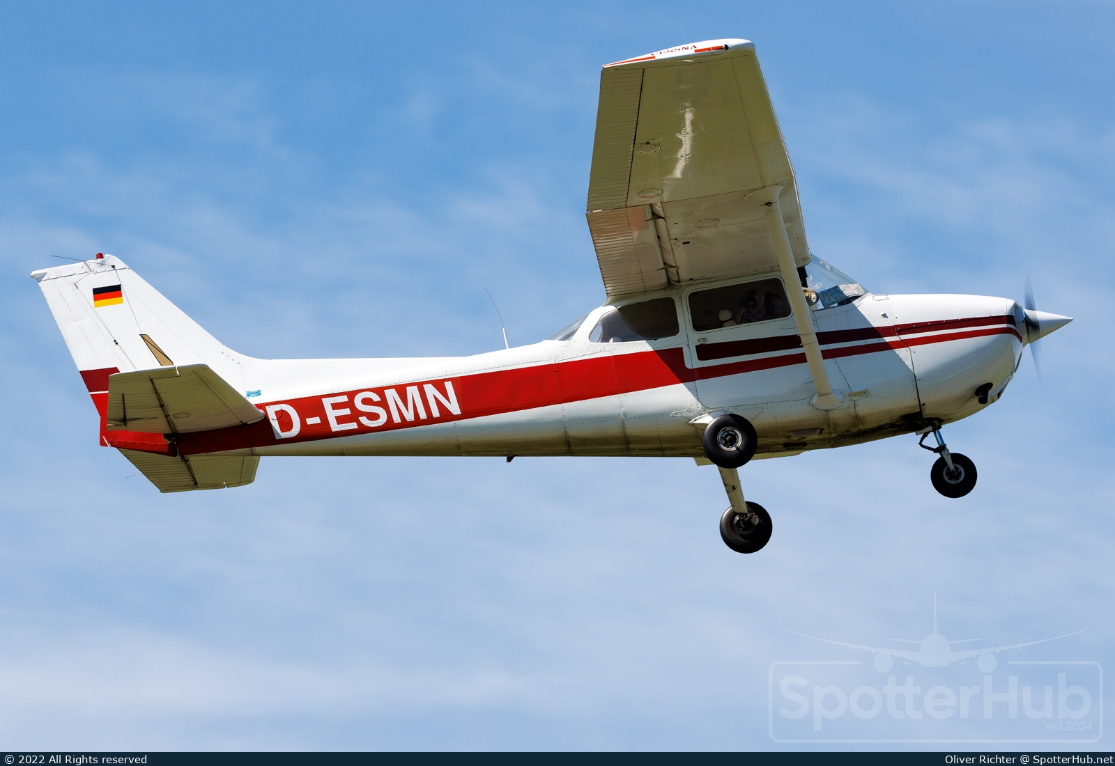 Photo of D-ESMN - Cessna 172N Skyhawk operated by Private