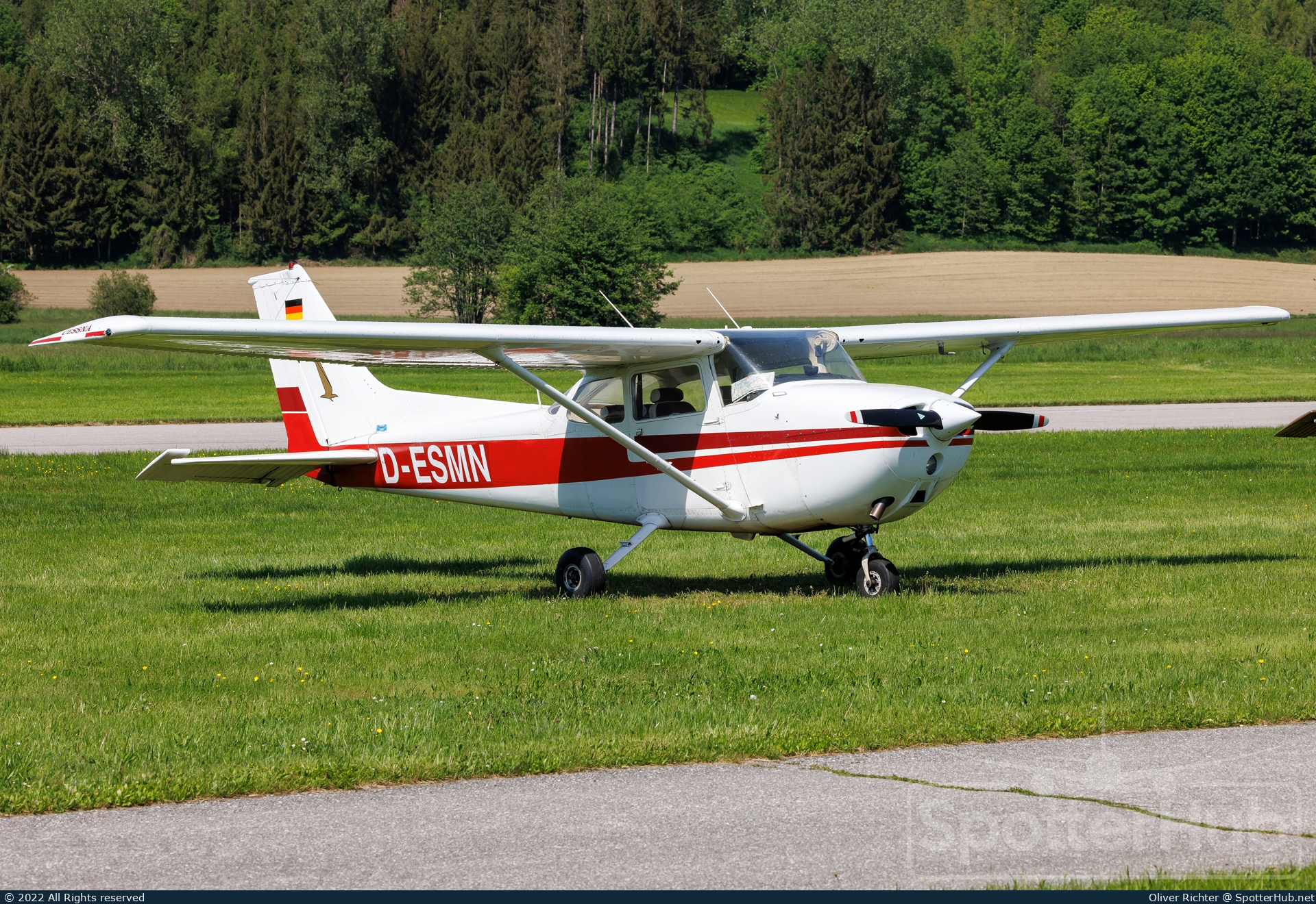 Photo of D-ESMN - Cessna 172N Skyhawk operated by Private