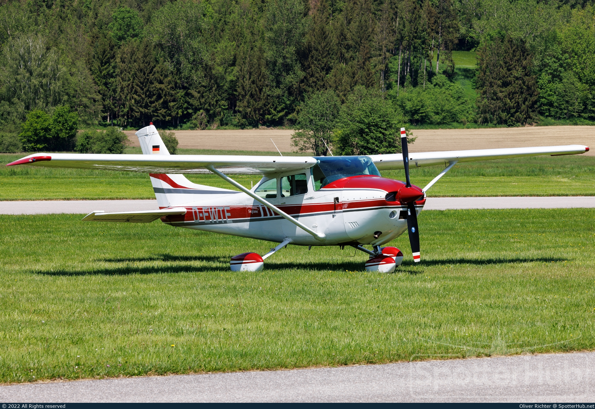 Photo of D-EWTE - Cessna 182Q Skylane operated by Fliegergruppe Traunstein