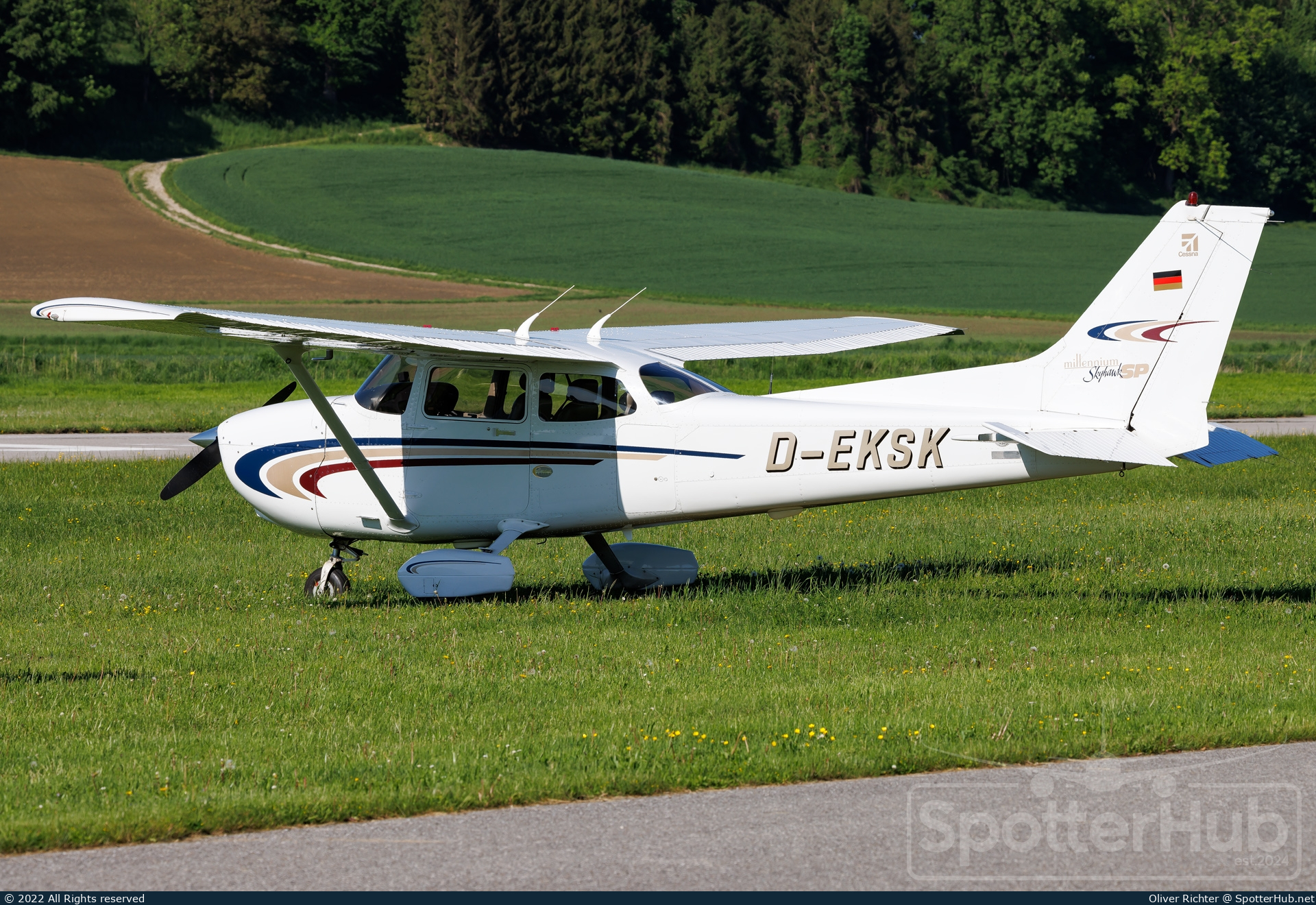 Photo of D-EKSK - Cessna 172S Skyhawk SP operated by Hanseatischer Fliegerclub München