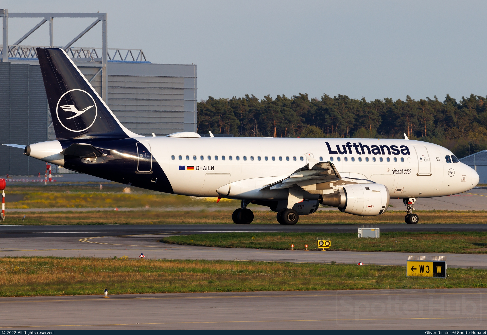 Photo of D-AILM - Airbus A319-114 operated by Lufthansa