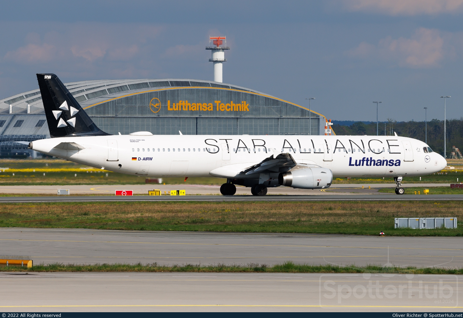 Photo of D-AIRW - Airbus A321-131 operated by Lufthansa