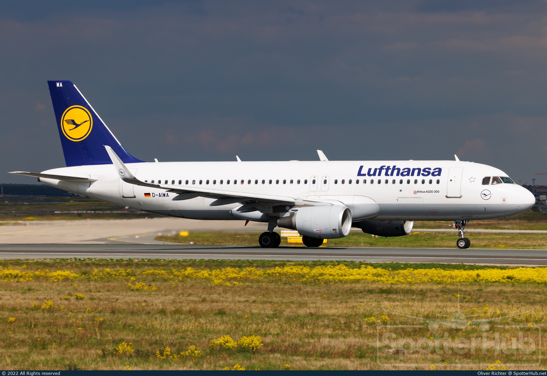 Photo of D-AIWA - Airbus A320-214 operated by Lufthansa