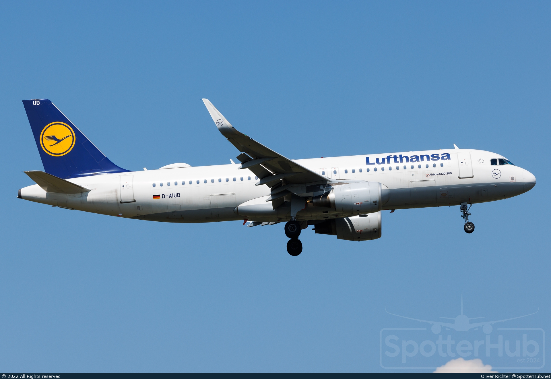 Photo of D-AIUD - Airbus A320-214 operated by Lufthansa