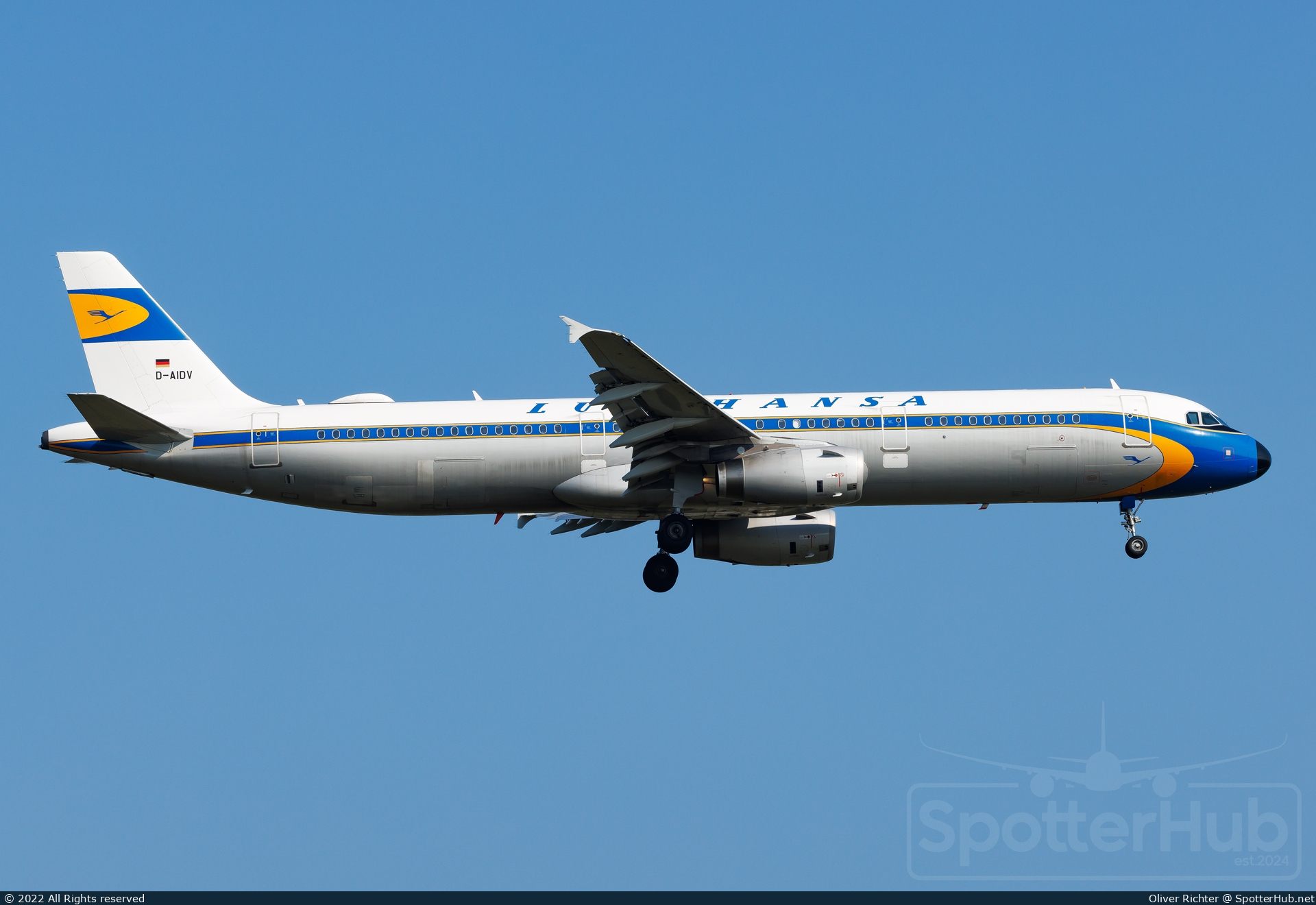 Photo of D-AIDV - Airbus A321-231 operated by Lufthansa