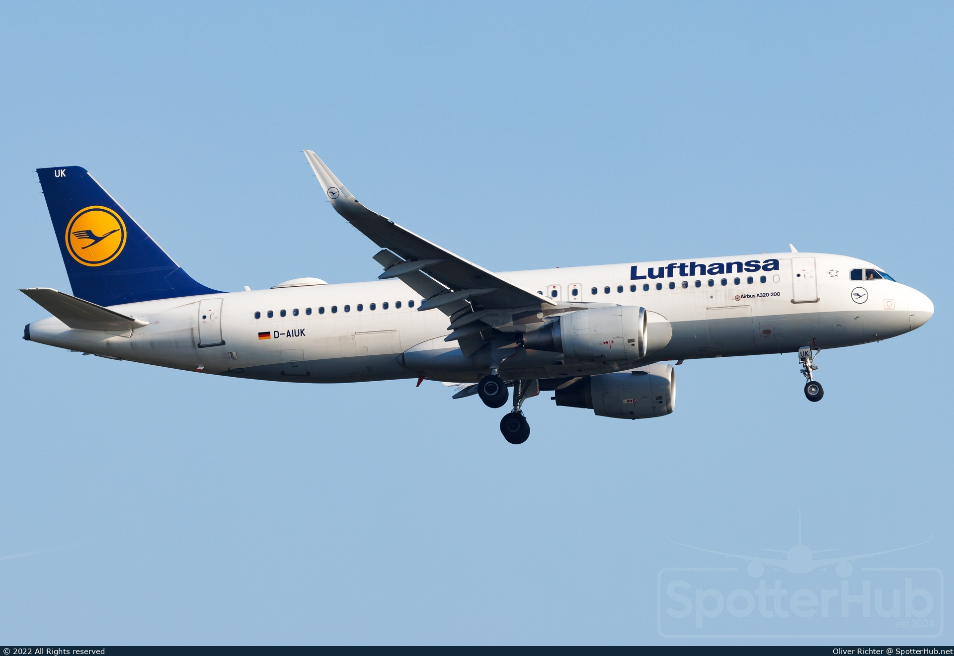 Photo of D-AIUK - Airbus A320-214 operated by Lufthansa