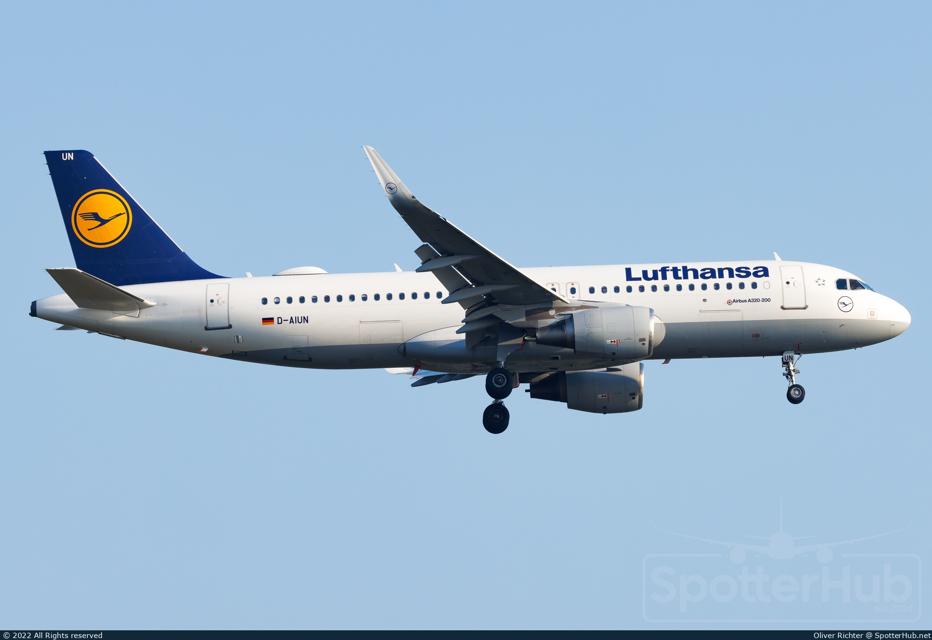 Photo of D-AIUN - Airbus A320-214 operated by Lufthansa