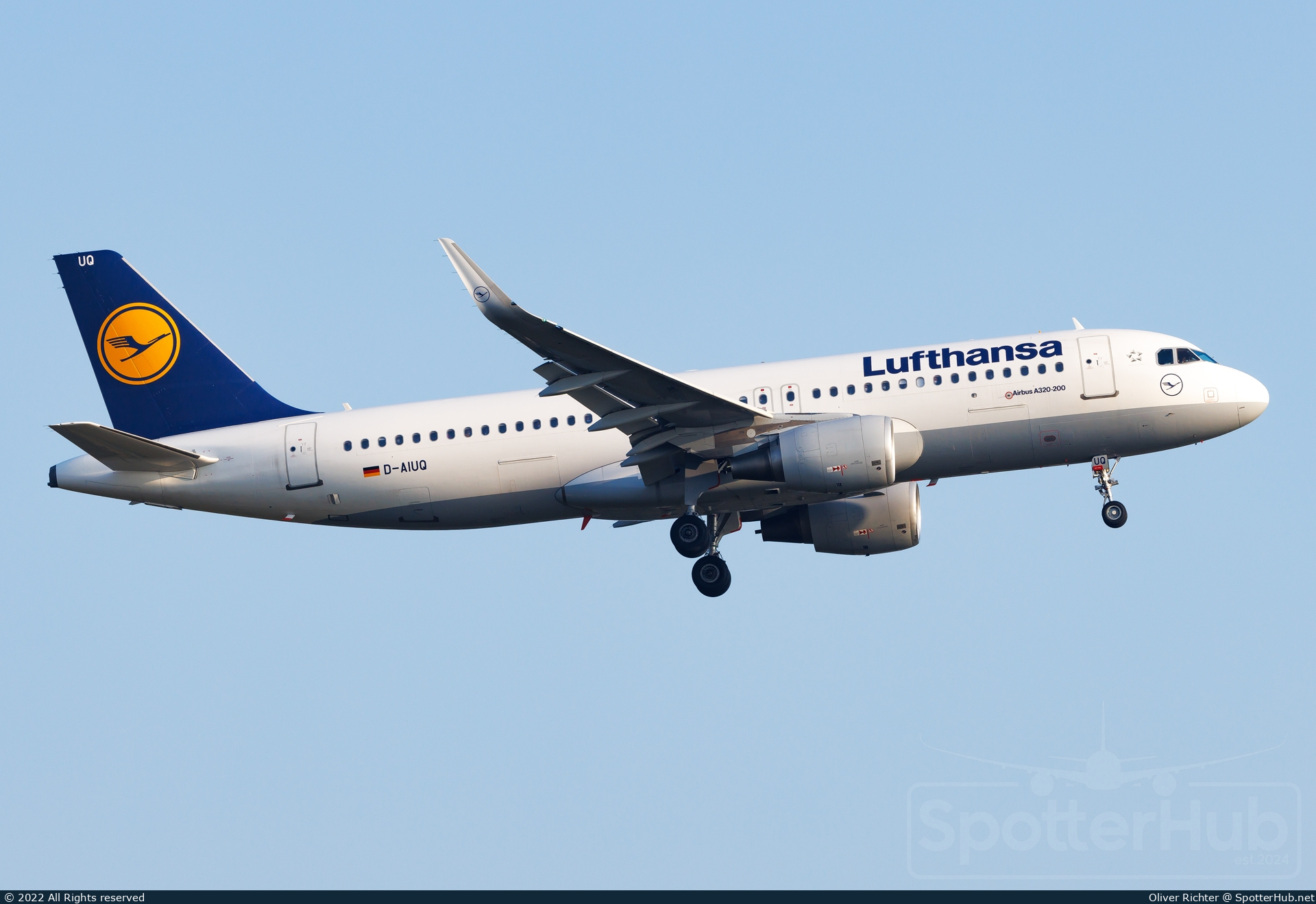 Photo of D-AIUQ - Airbus A320-214 operated by Lufthansa