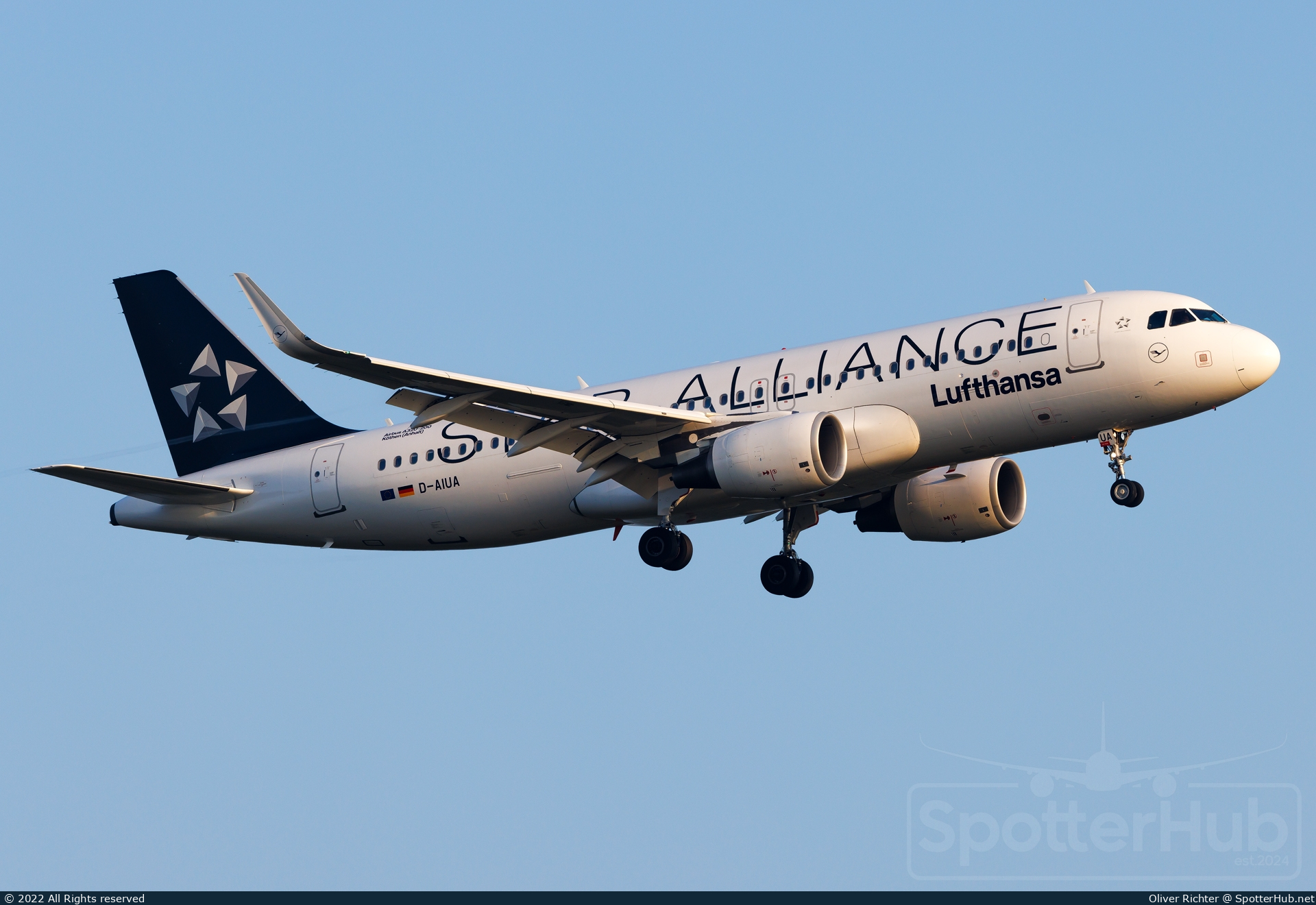 Photo of D-AIUA - Airbus A320-214 operated by Lufthansa