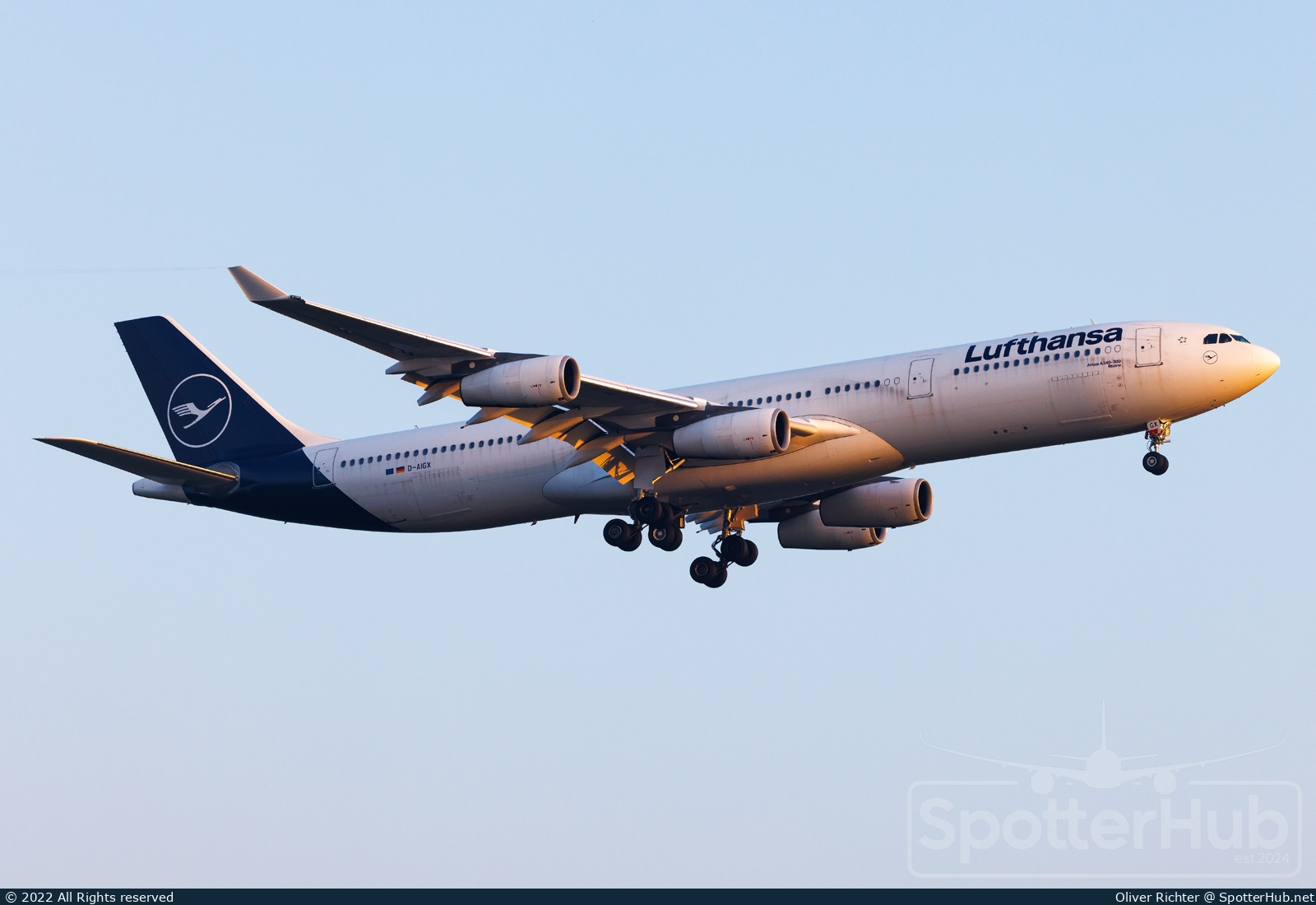 Photo of D-AIGX - Airbus A340-313 operated by Lufthansa