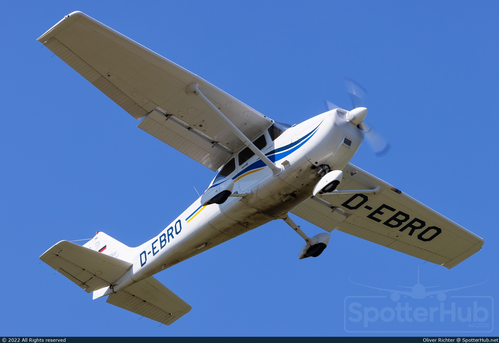 Photo of D-EBRO - Cessna 172S Skyhawk SP operated by Fliegerclub Mühldorf