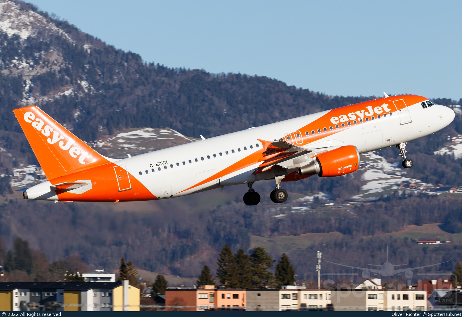 Photo of G-EZUN - Airbus A320-214 operated by easyJet