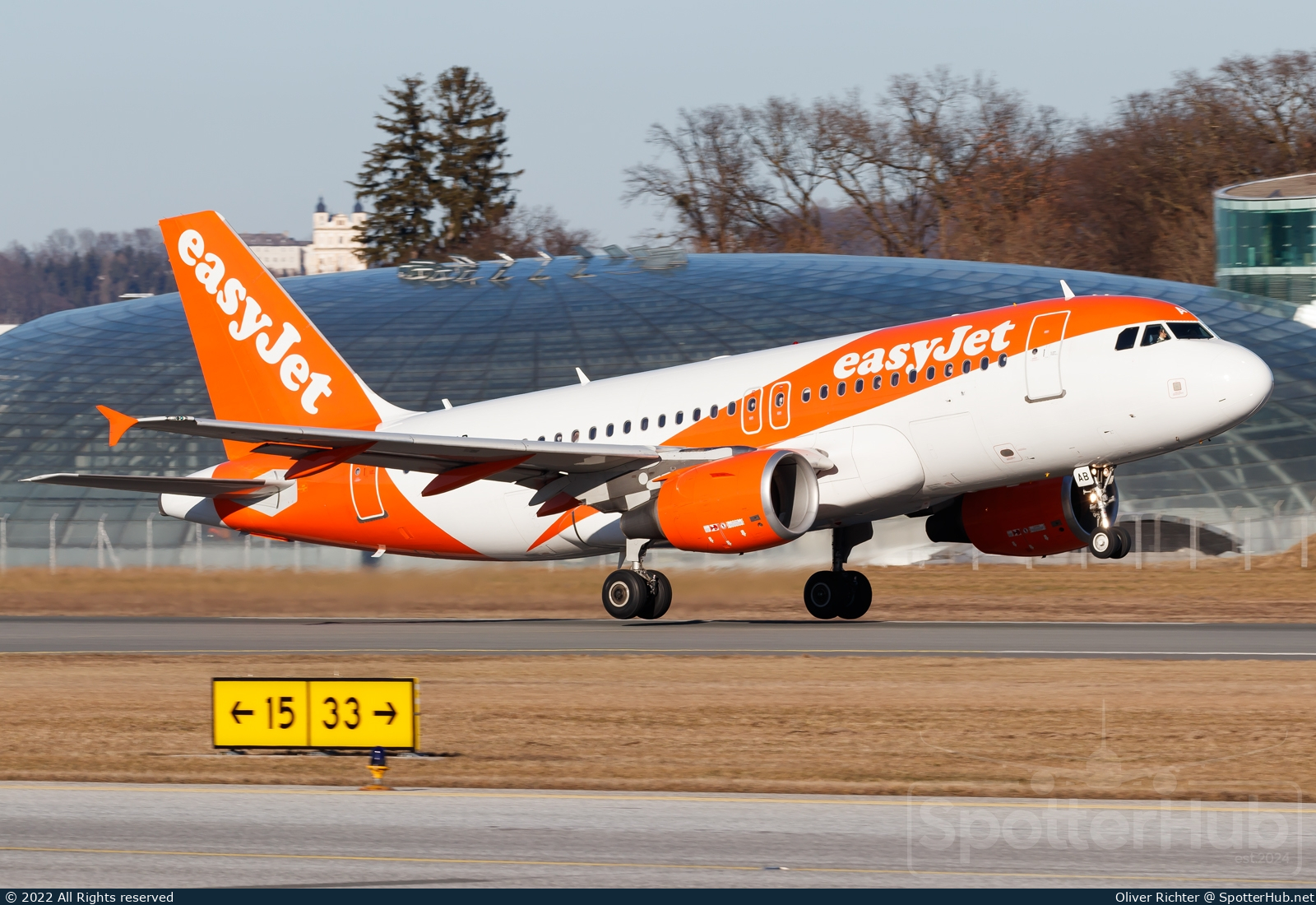 Photo of G-EZAB - Airbus A319-111 operated by easyJet