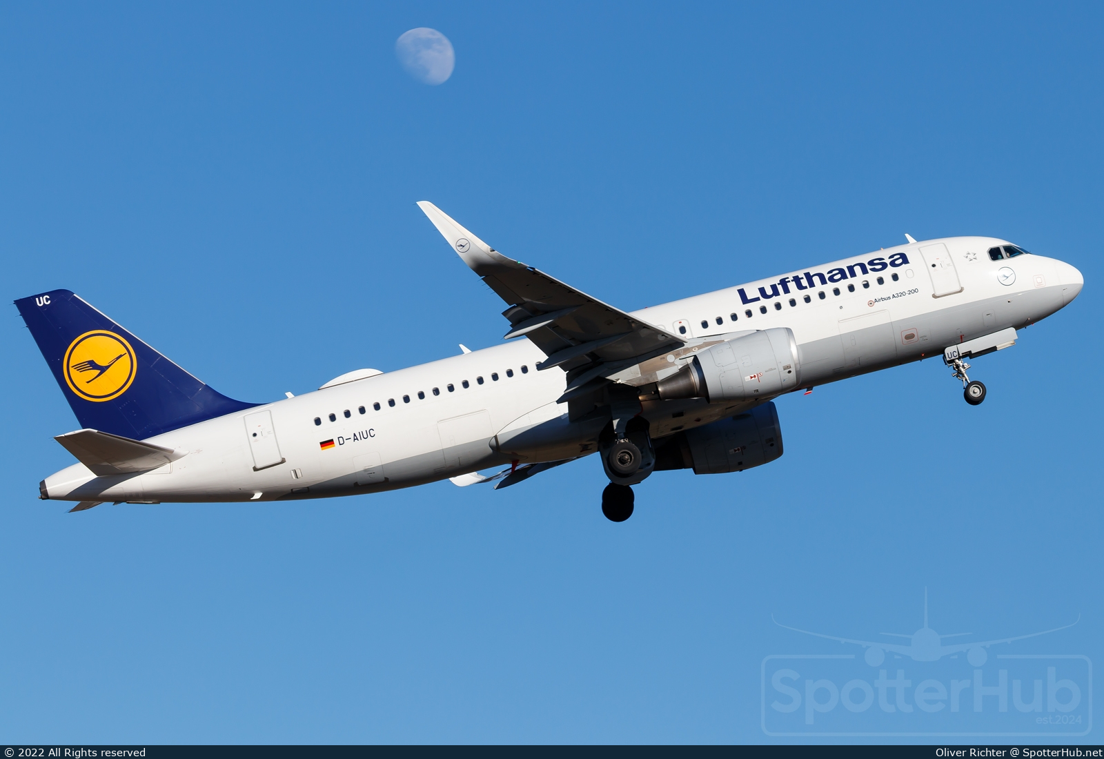 Photo of D-AIUC - Airbus A320-214 operated by Lufthansa