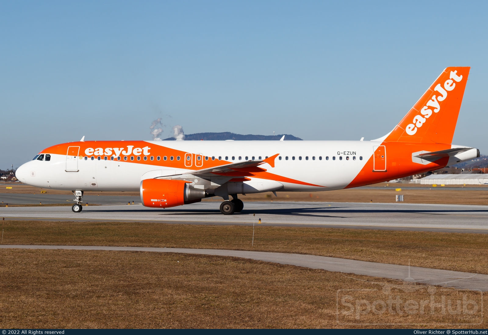 Photo of G-EZUN - Airbus A320-214 operated by easyJet