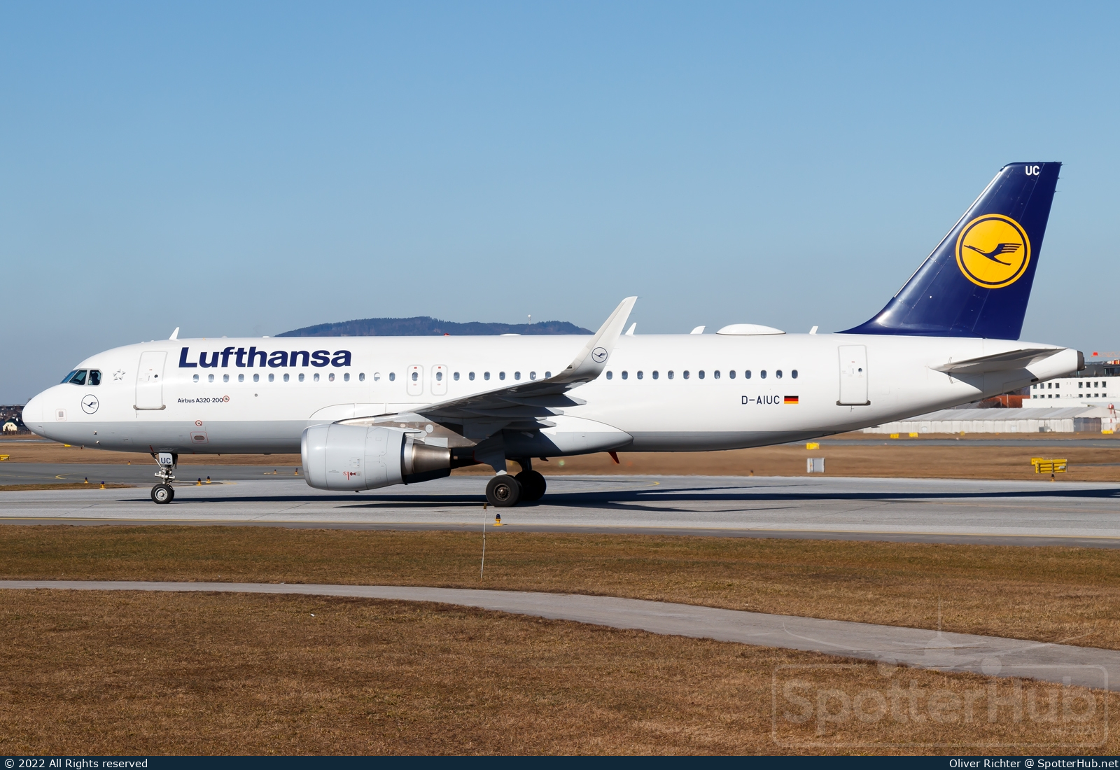 Photo of D-AIUC - Airbus A320-214 operated by Lufthansa