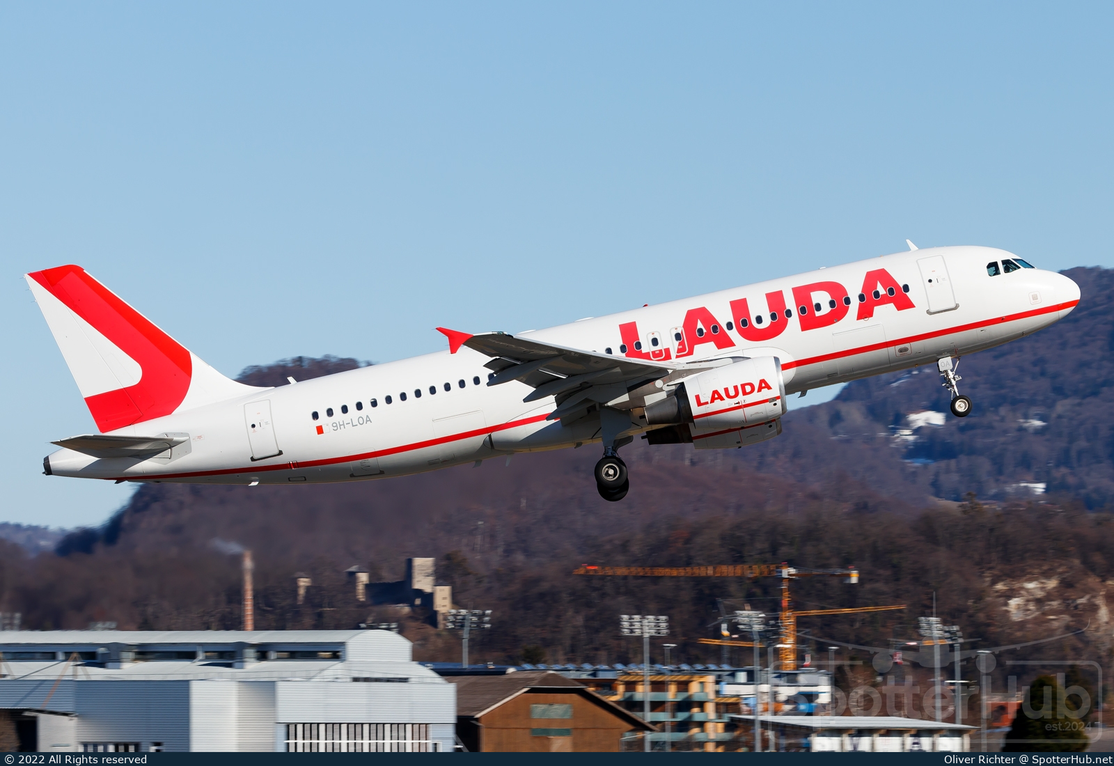Photo of 9H-LOA - Airbus A320-214 operated by Lauda Europe