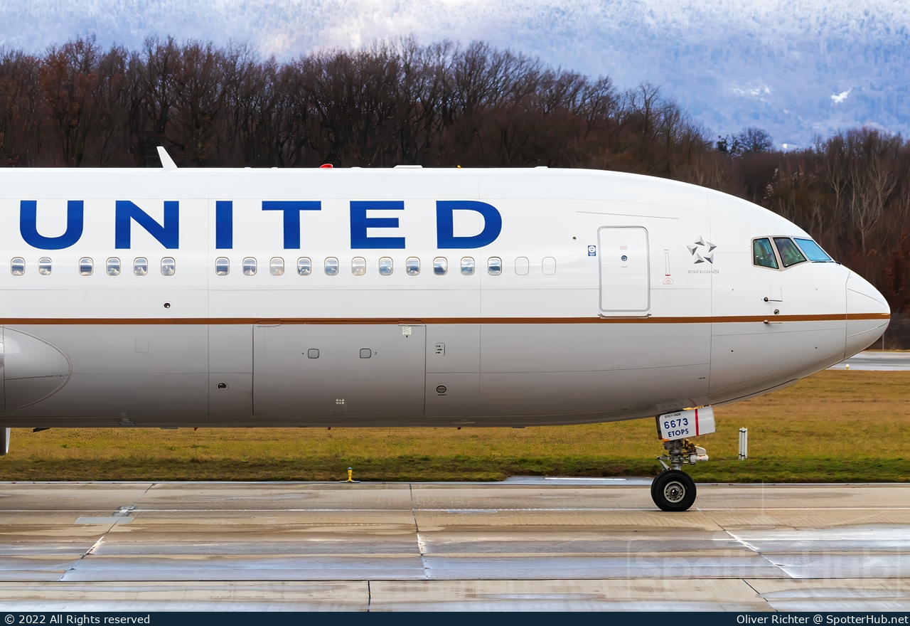 Photo of N673UA - Boeing 767-322(ER) operated by United Airlines