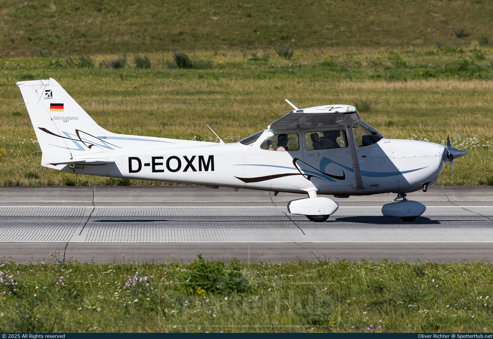 Photo of D-EOXM - Cessna 172S Skyhawk SP operated by AIRBUS Motorfluggruppe