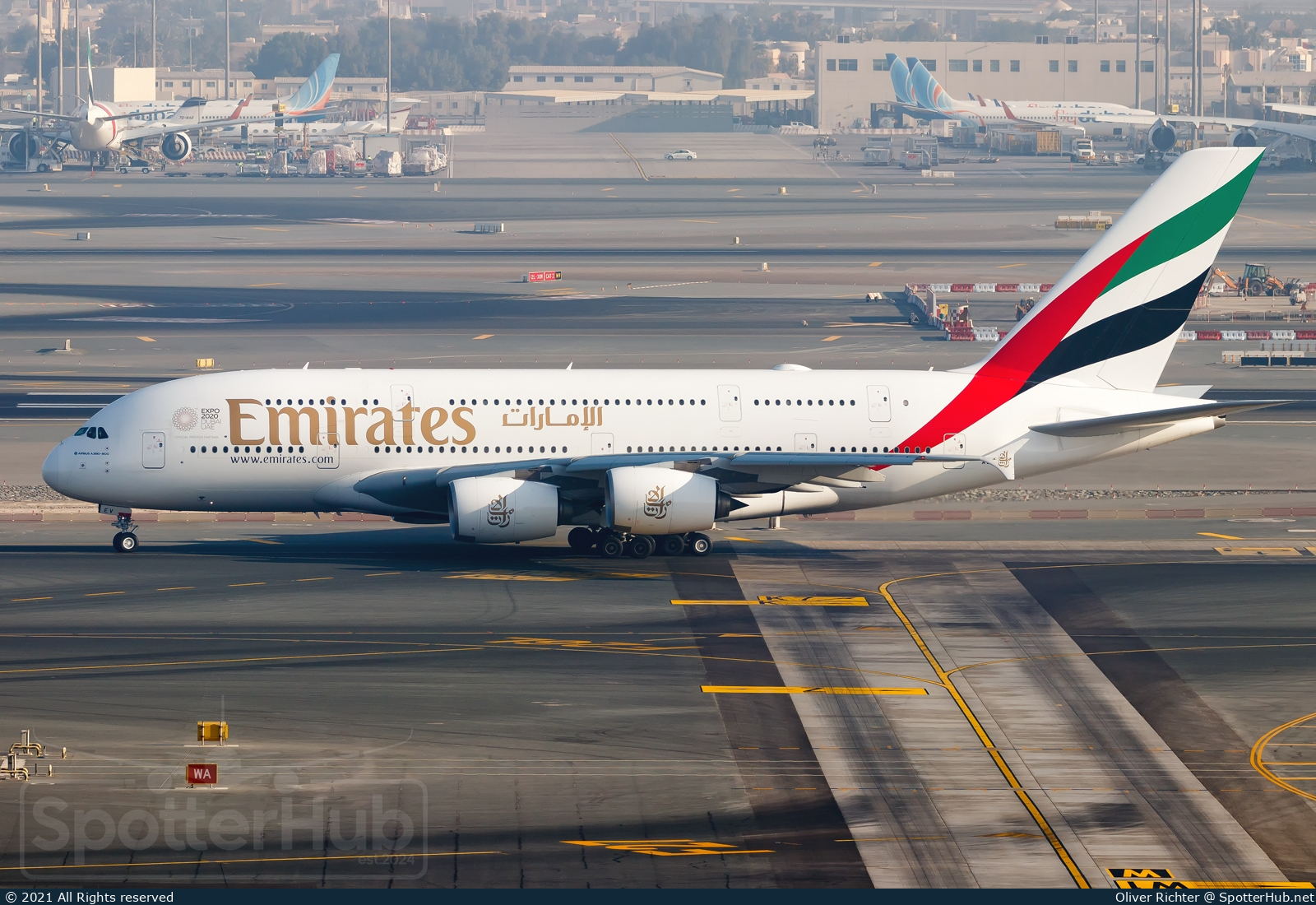 Photo of A6-EEV - Airbus A380-861 operated by Emirates