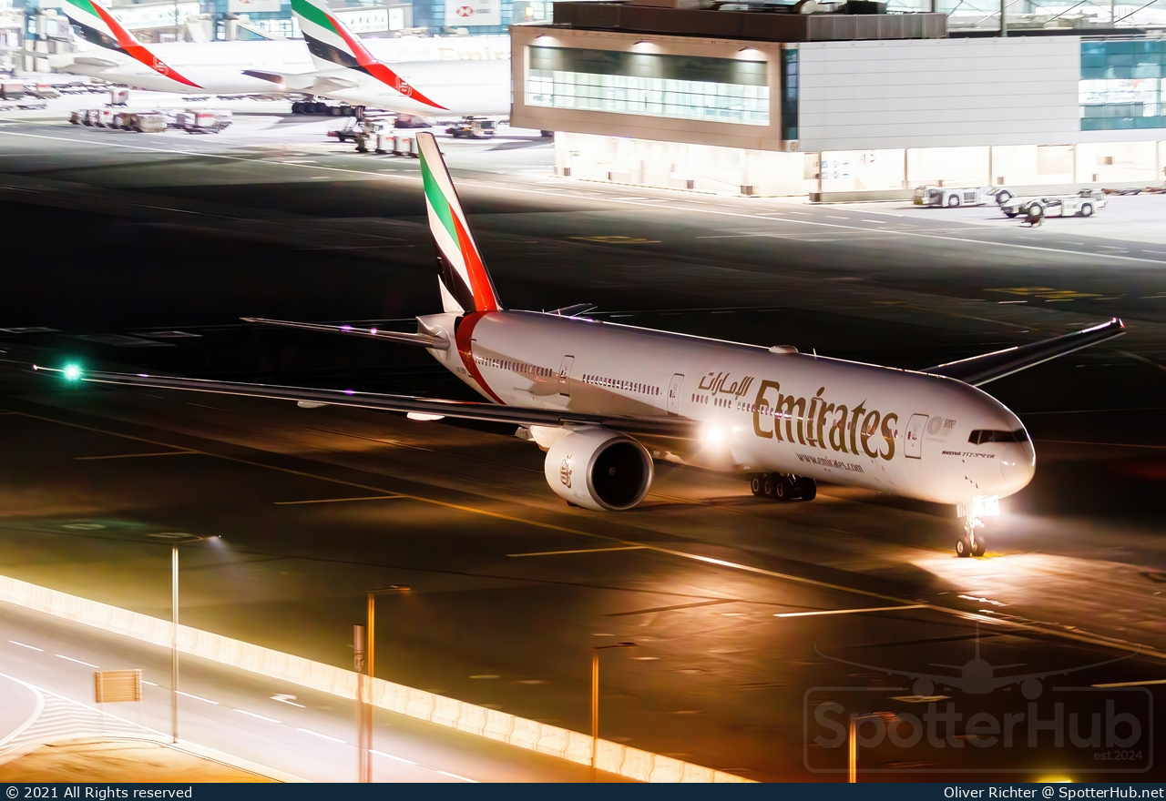 Photo of A6-ENY - Boeing 777-31H(ER) operated by Emirates
