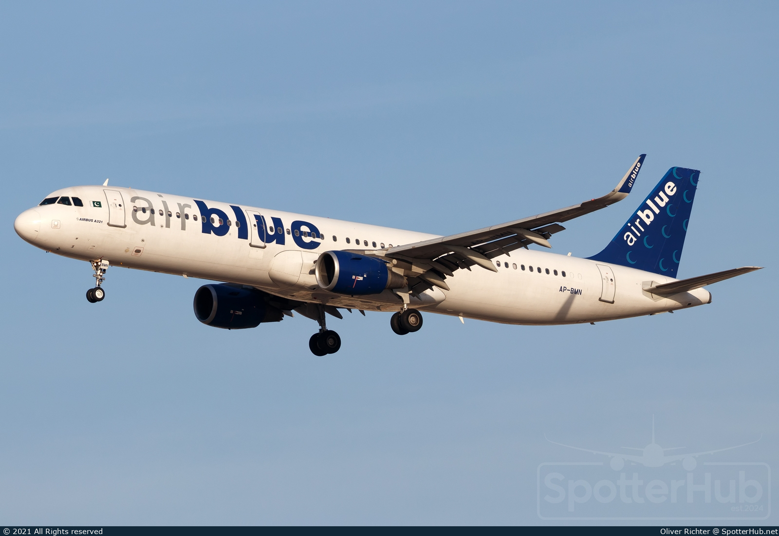 Photo of AP-BMN - Airbus A321-211 operated by Airblue