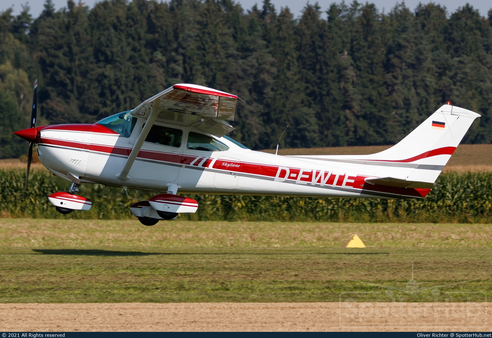 Photo of D-EWTE - Cessna 182Q Skylane operated by Fliegergruppe Traunstein