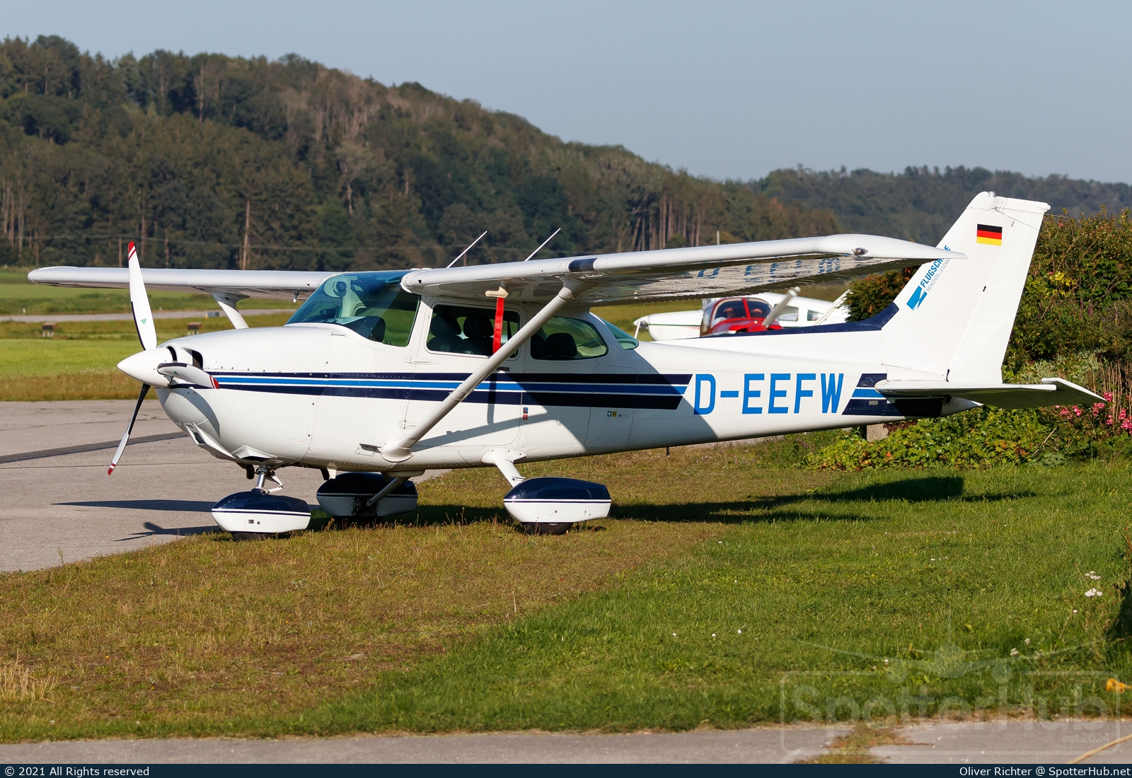 Photo of D-EEFW - Cessna 172P Skyhawk II operated by Air Munich Aviation - Flugschule Jesenwang