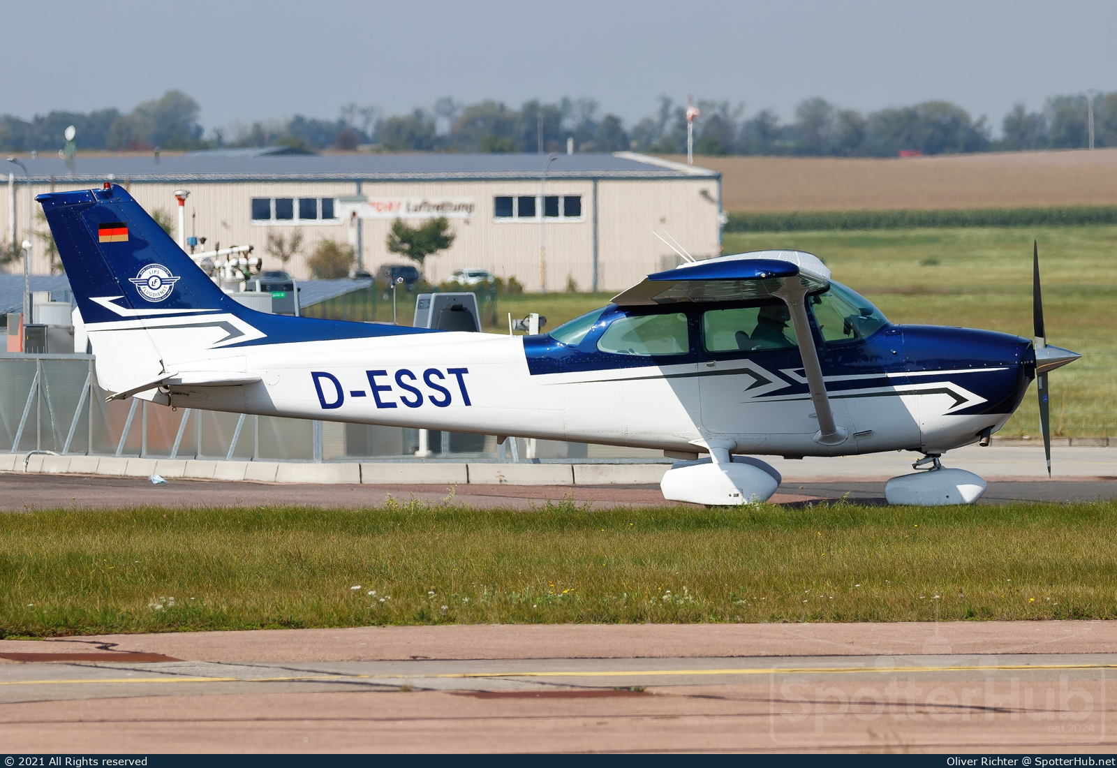 Photo of D-ESST - Cessna 172N Skyhawk operated by Lips Flugdienst