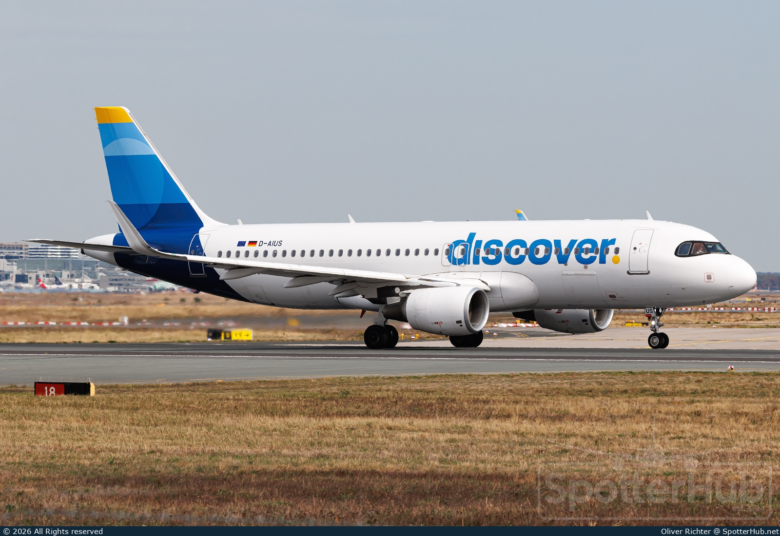 Photo of D-AIUS - Airbus A320-214 operated by Discover Airlines