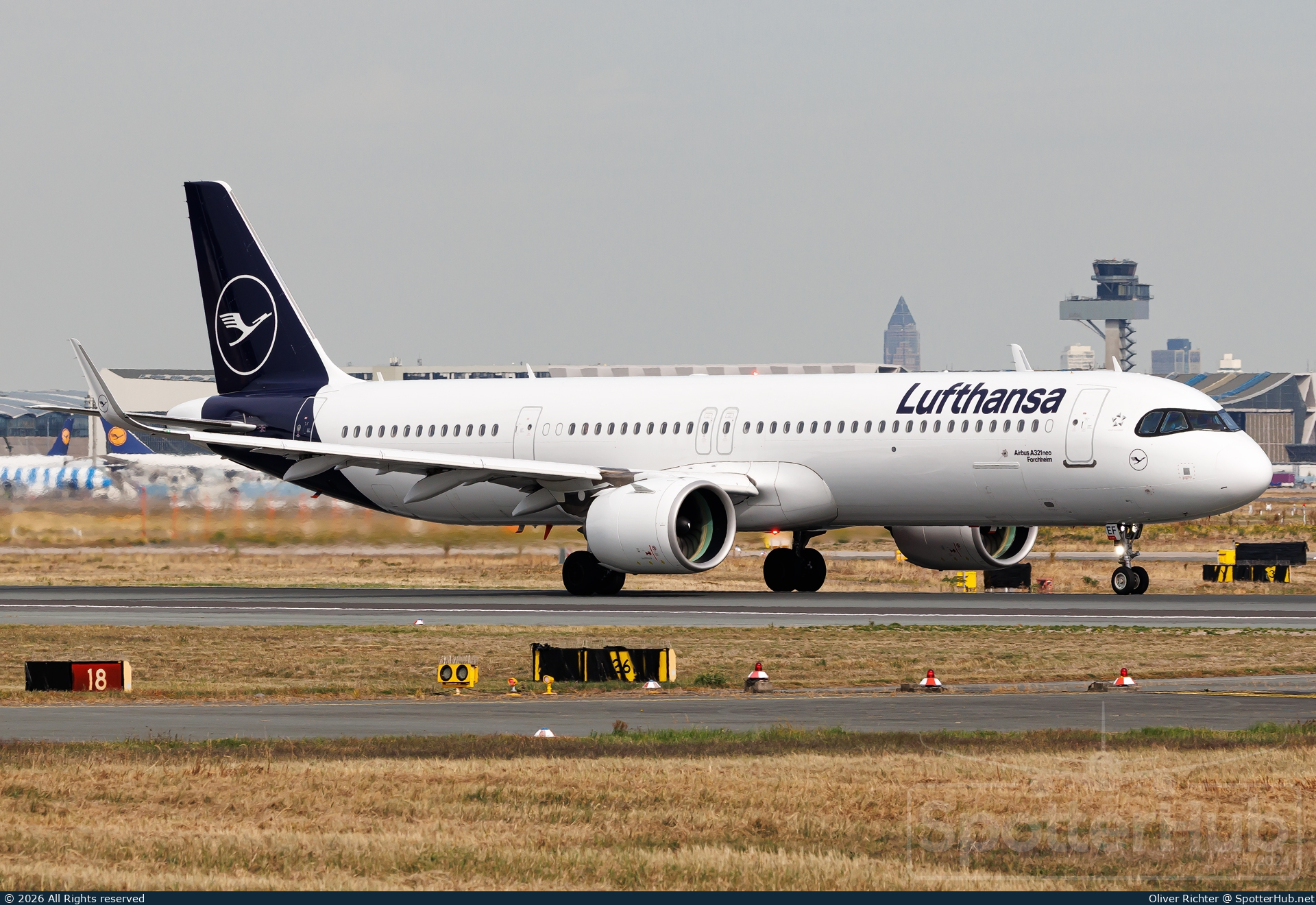 Photo of D-AIEF - Airbus A321-271NX operated by Lufthansa