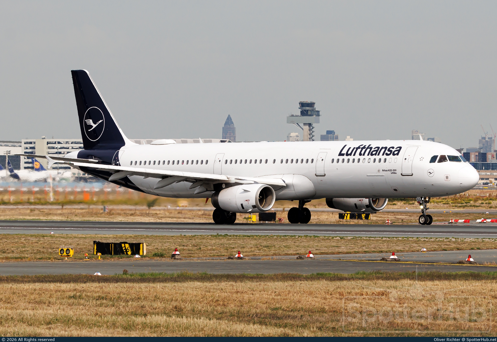Photo of D-AISQ - Airbus A321-231 operated by Lufthansa