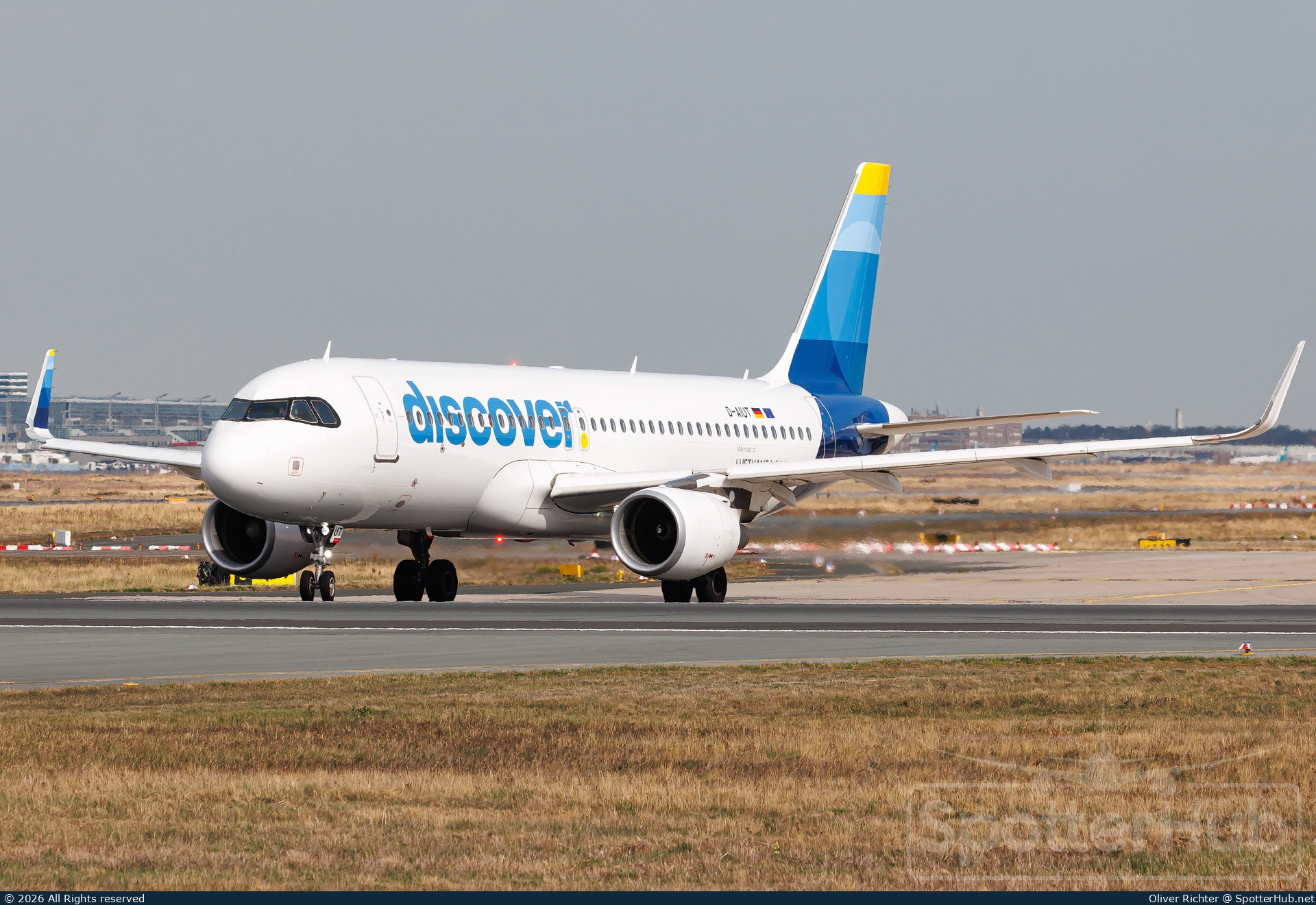 Photo of D-AIUT - Airbus A320-214 operated by Discover Airlines