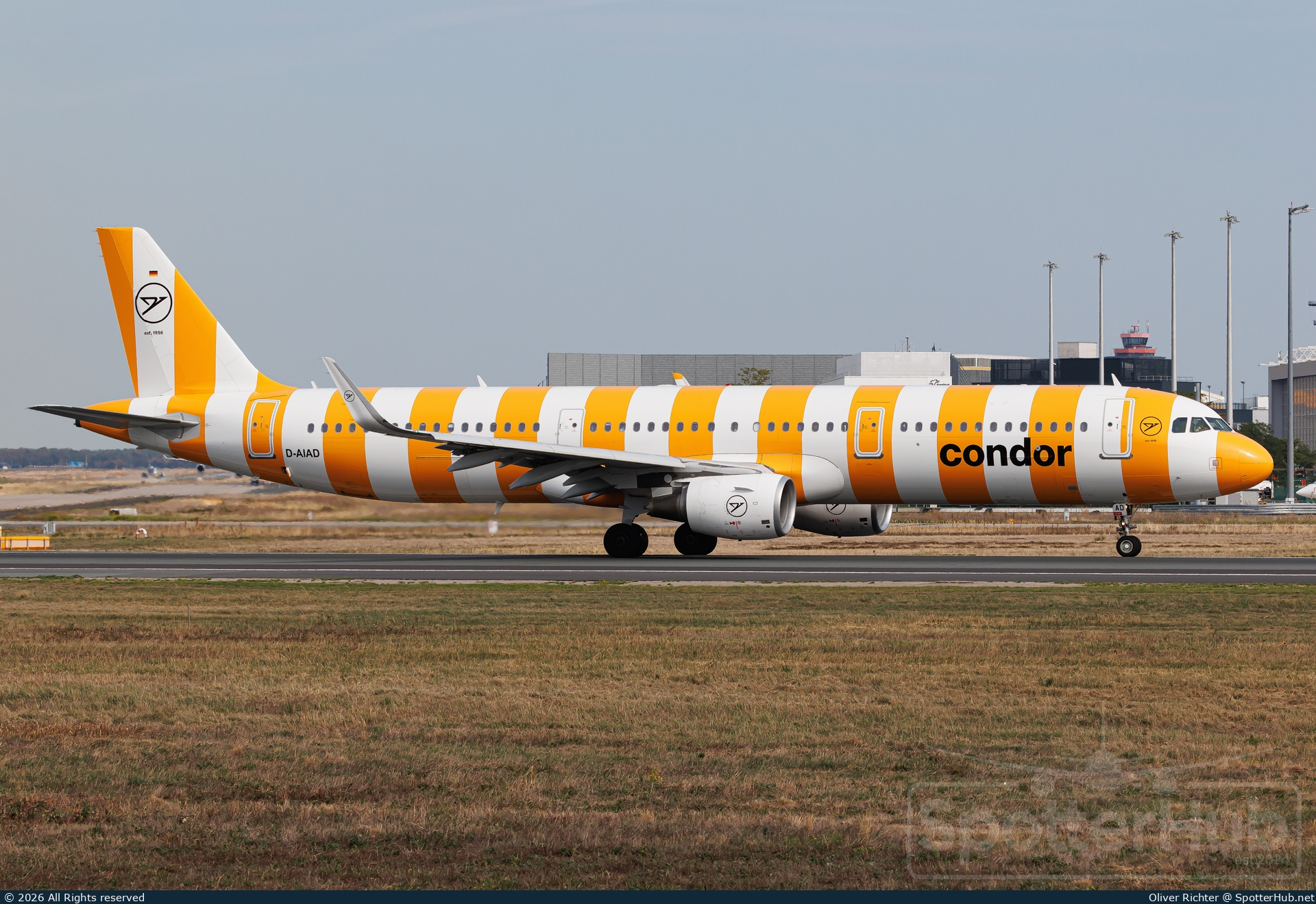 Photo of D-AIAD - Airbus A321-211 operated by Condor