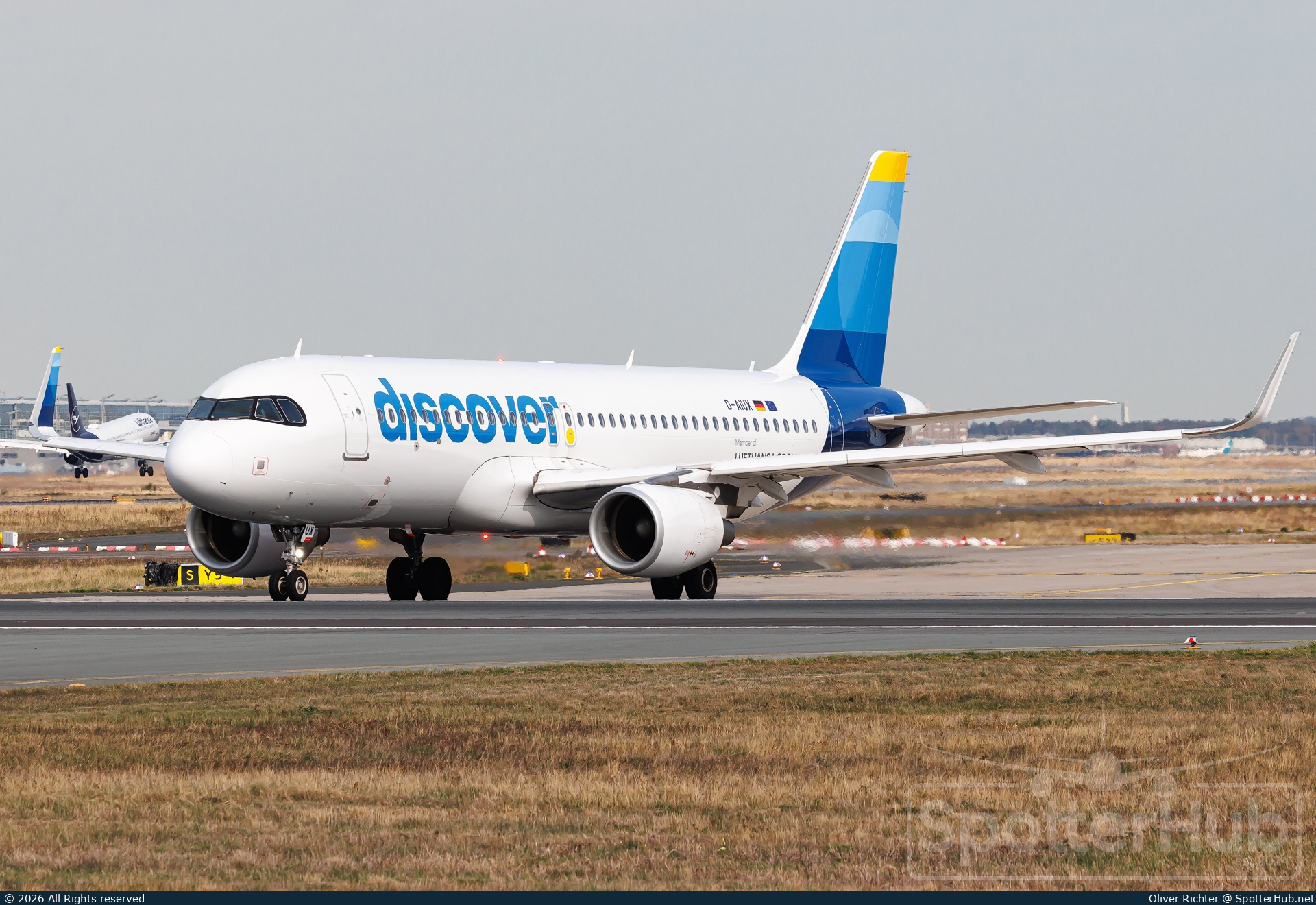 Photo of D-AIUX - Airbus A320-214 operated by Discover Airlines