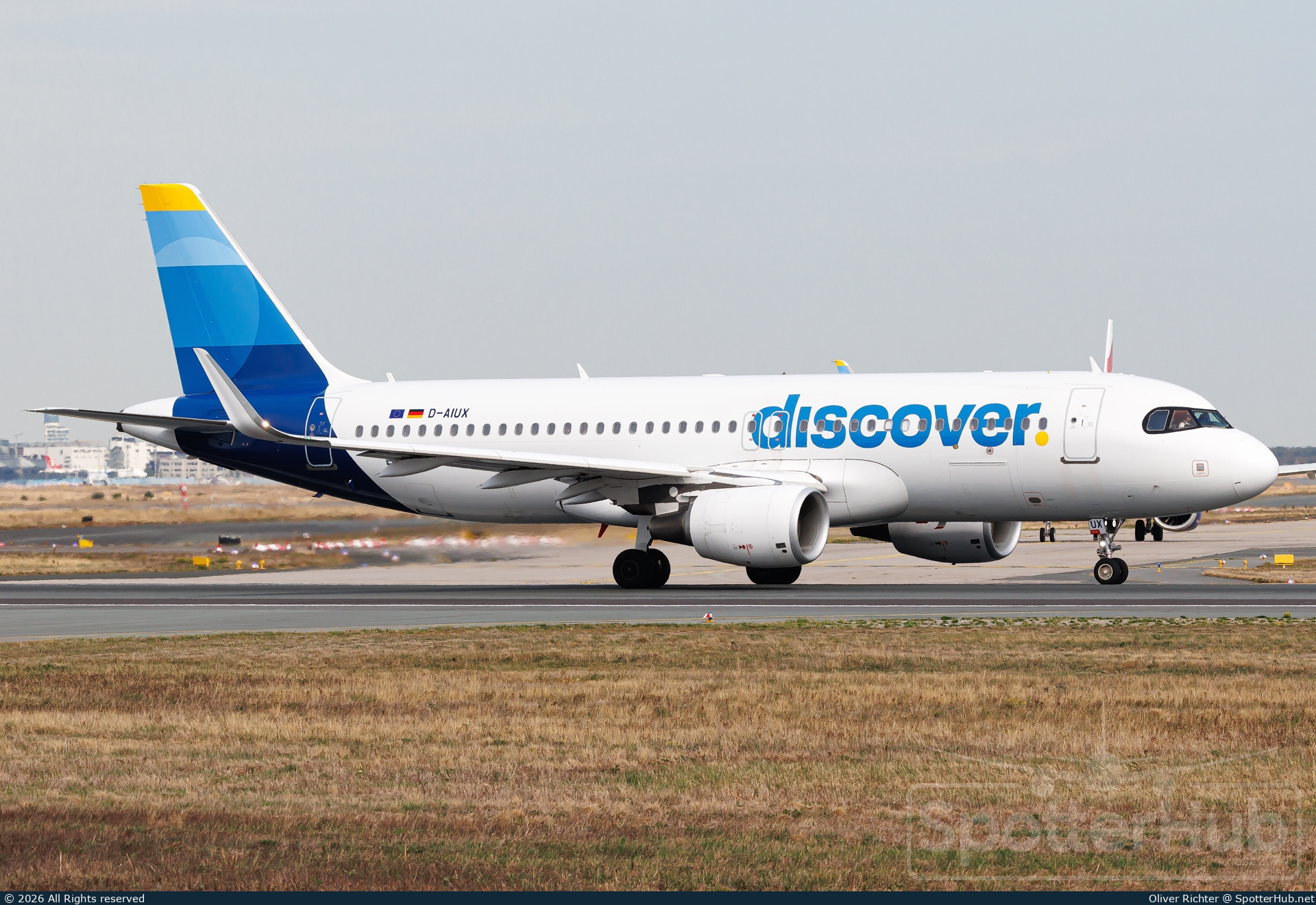 Photo of D-AIUX - Airbus A320-214 operated by Discover Airlines