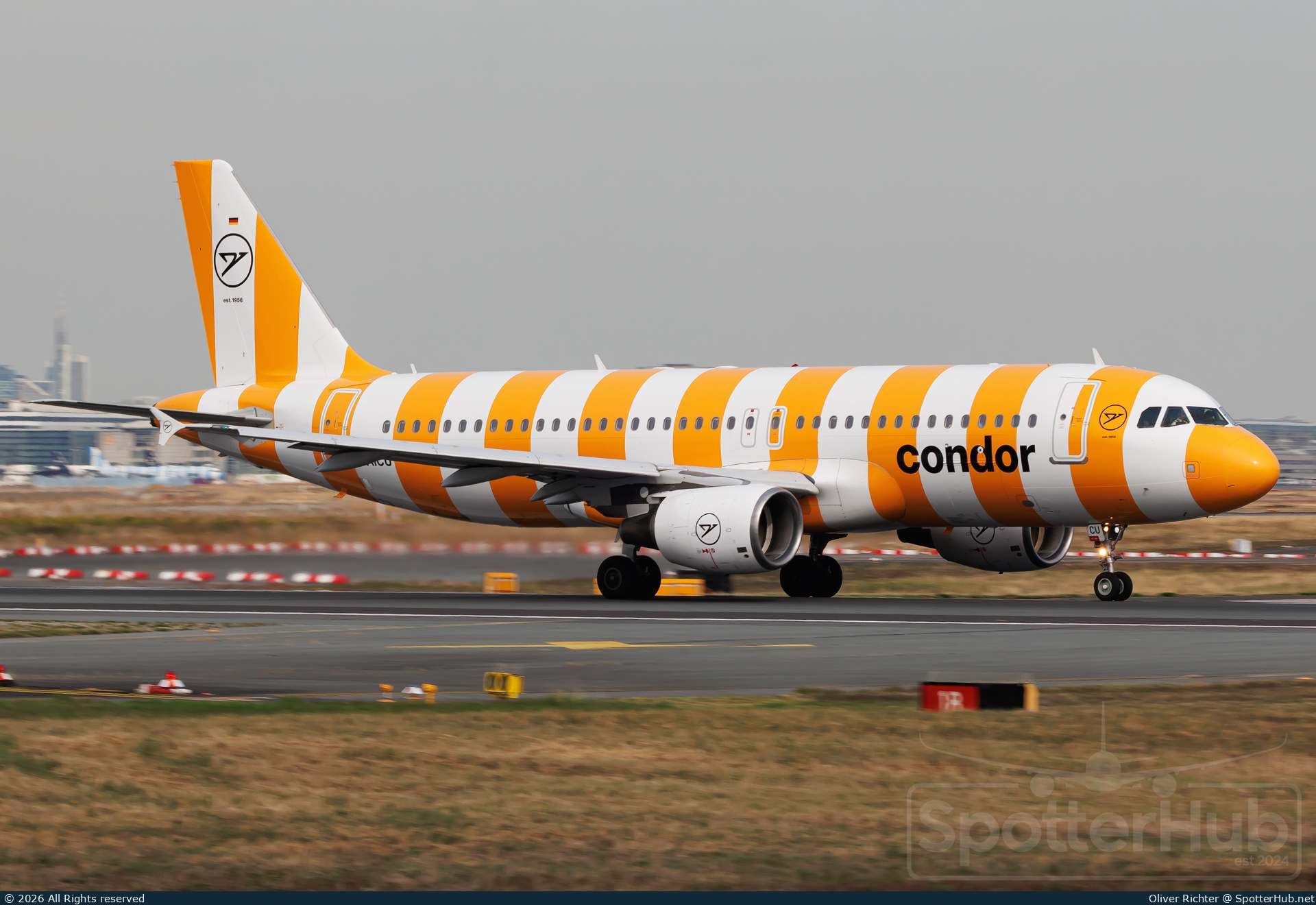 Photo of D-AICU - Airbus A320-214 operated by Condor